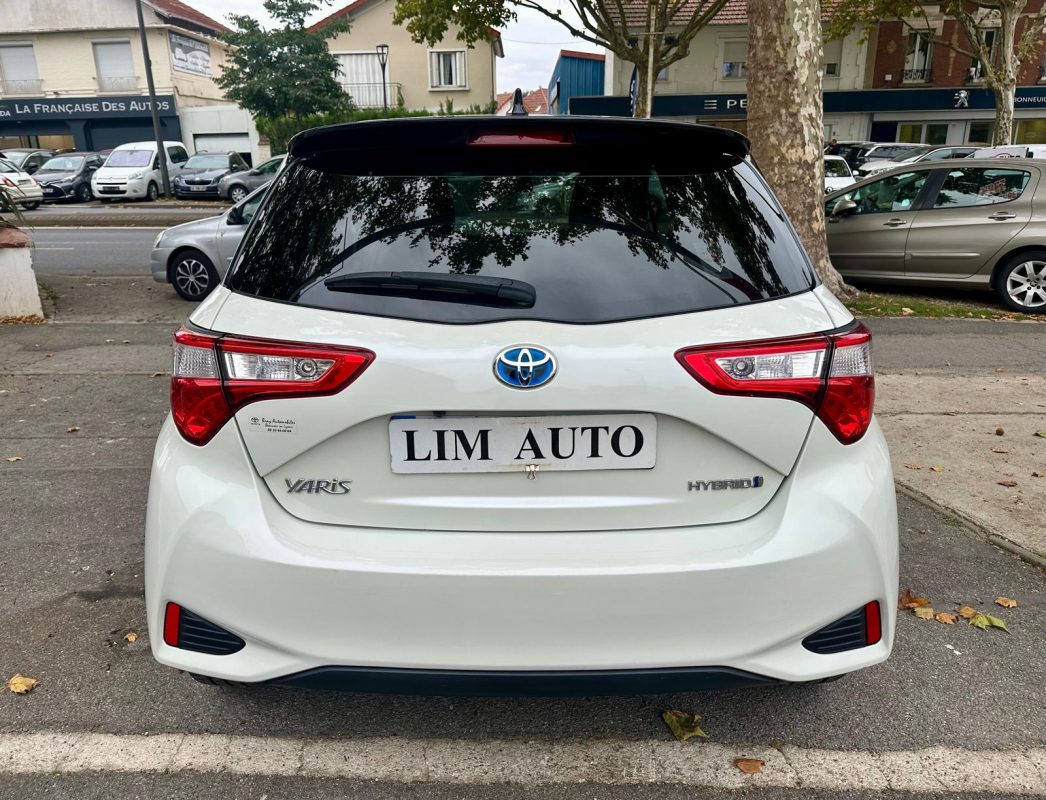 Toyota Yaris III 1.5 HYBRID 100H COLLECTION **1ère MAIN**
