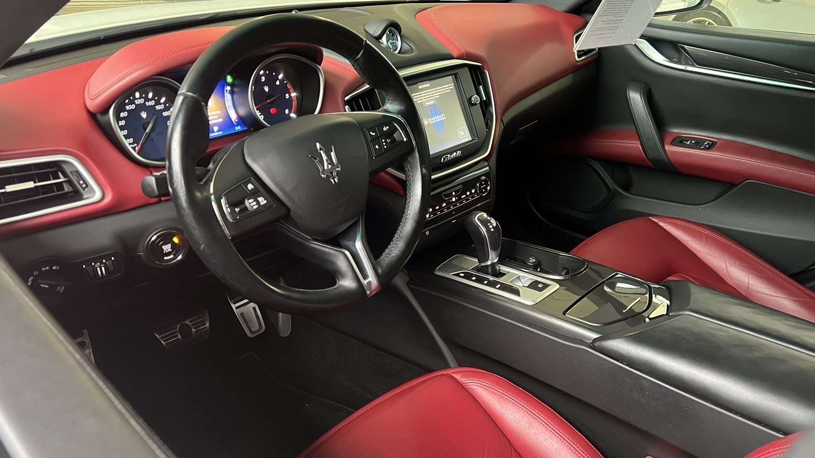 Maserati Ghibli 3.0D ( BLANC ) CLIM CUIR XEN GPS JA19 GAR 1AN..