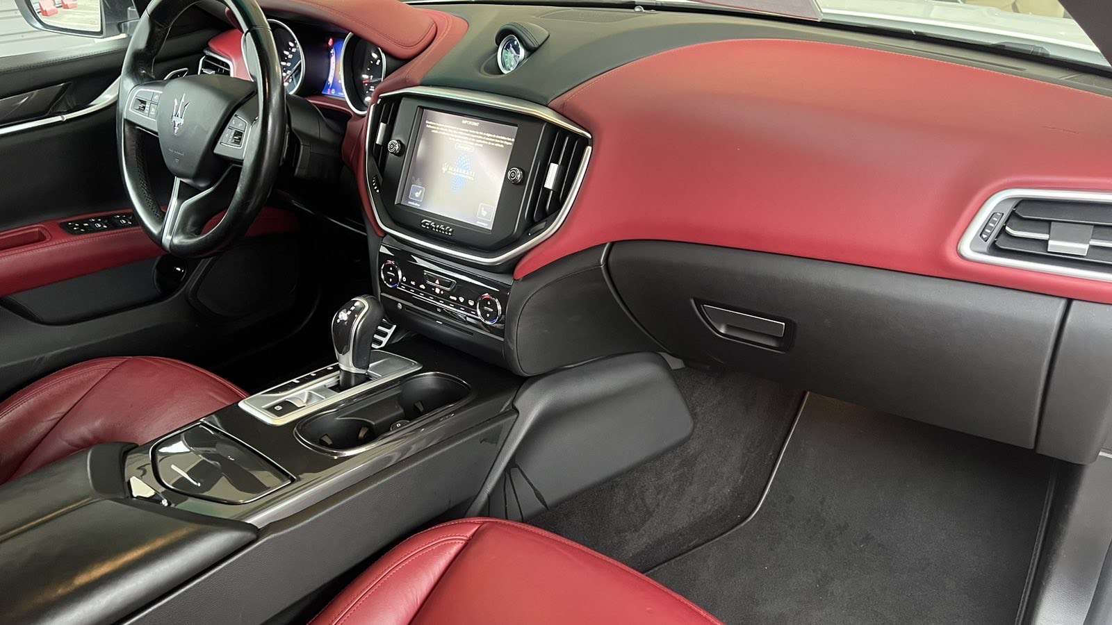 Maserati Ghibli 3.0D ( BLANC ) CLIM CUIR XEN GPS JA19 GAR 1AN..