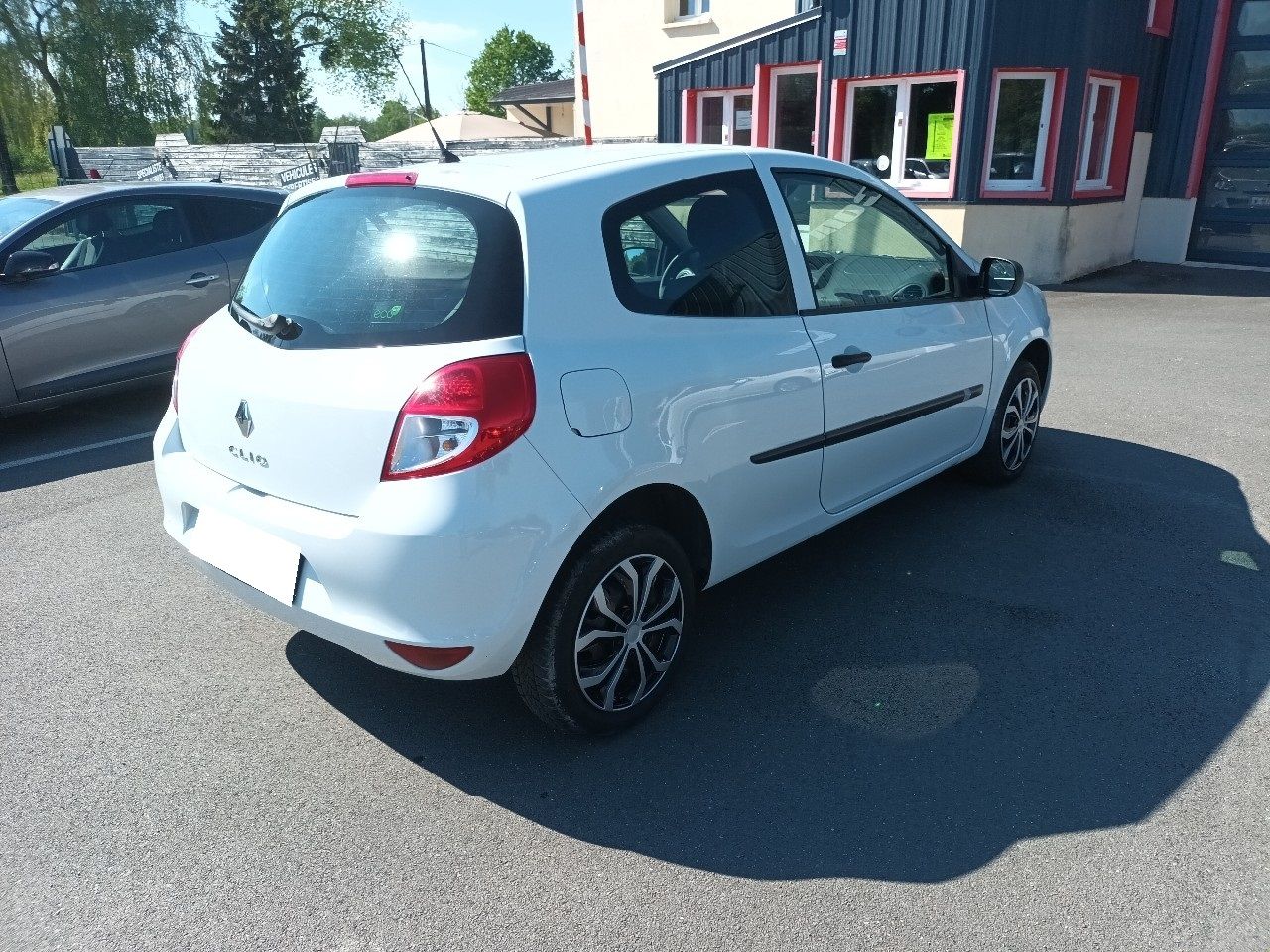 Renault CLIO III 1.2 16V 75CH EXPRESSION 3P