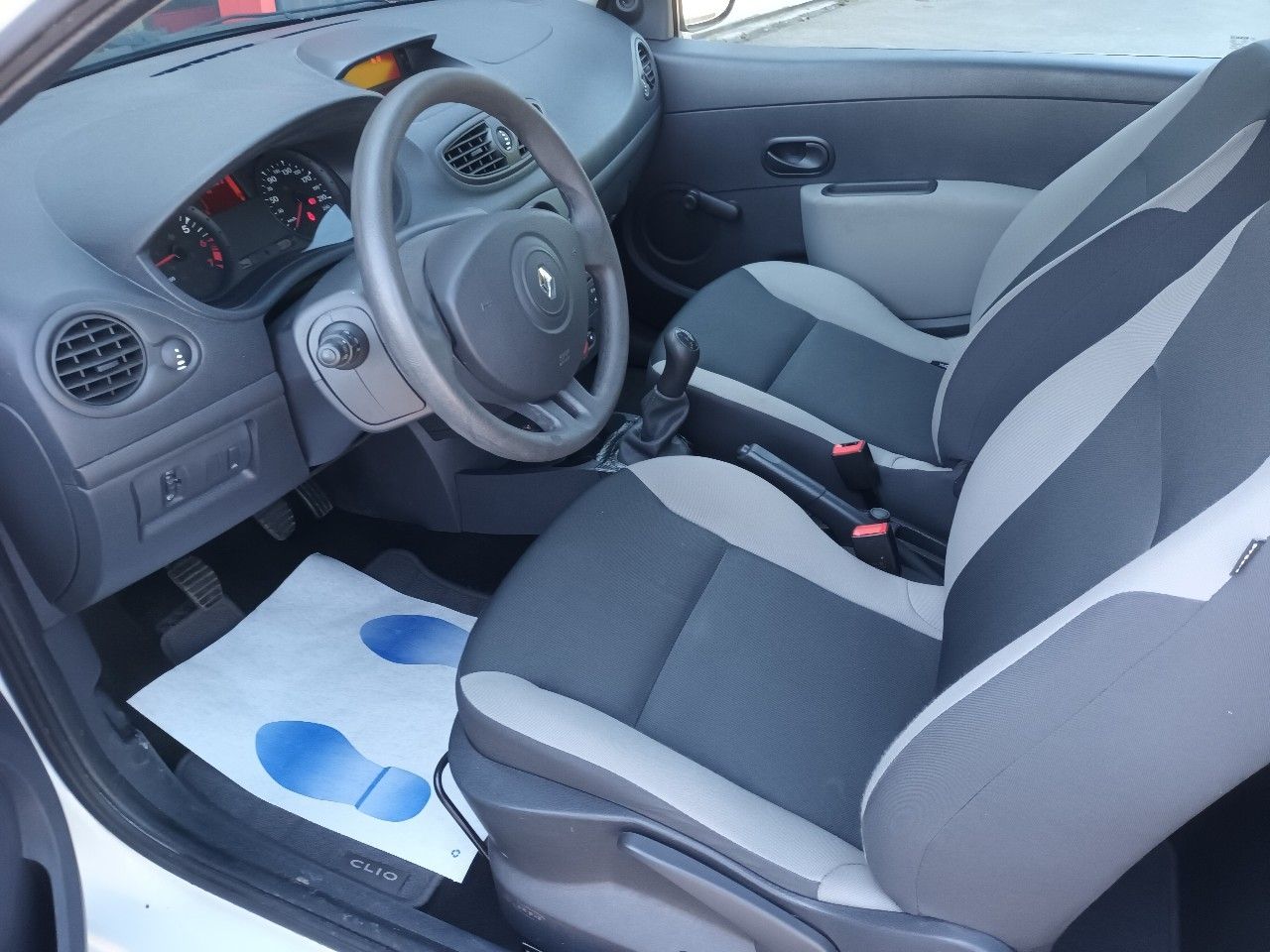 Renault CLIO III 1.2 16V 75CH EXPRESSION 3P