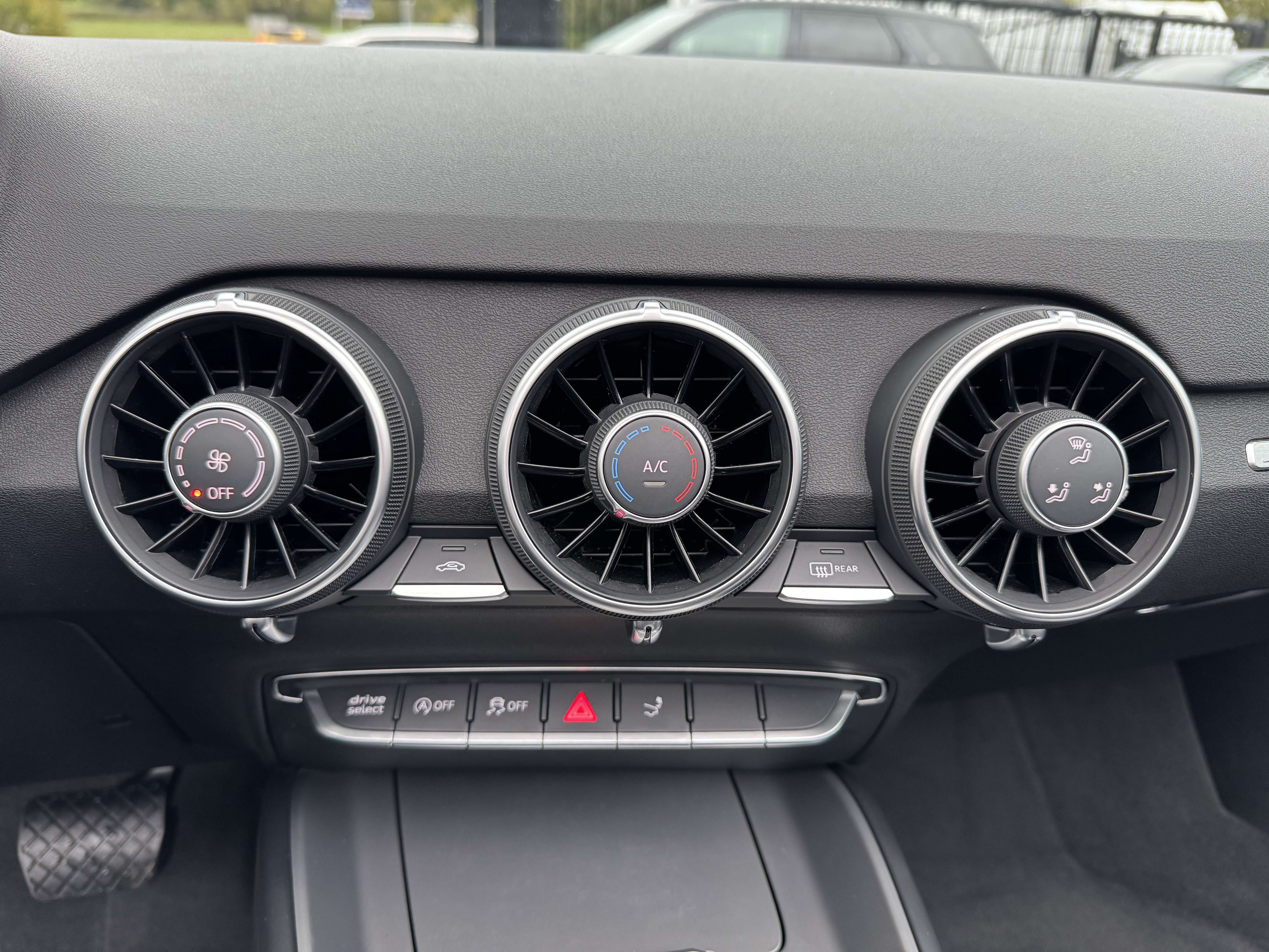 Audi TT Roadster 40 TFSI S tronic / NAV / LED / 19" / CLIM