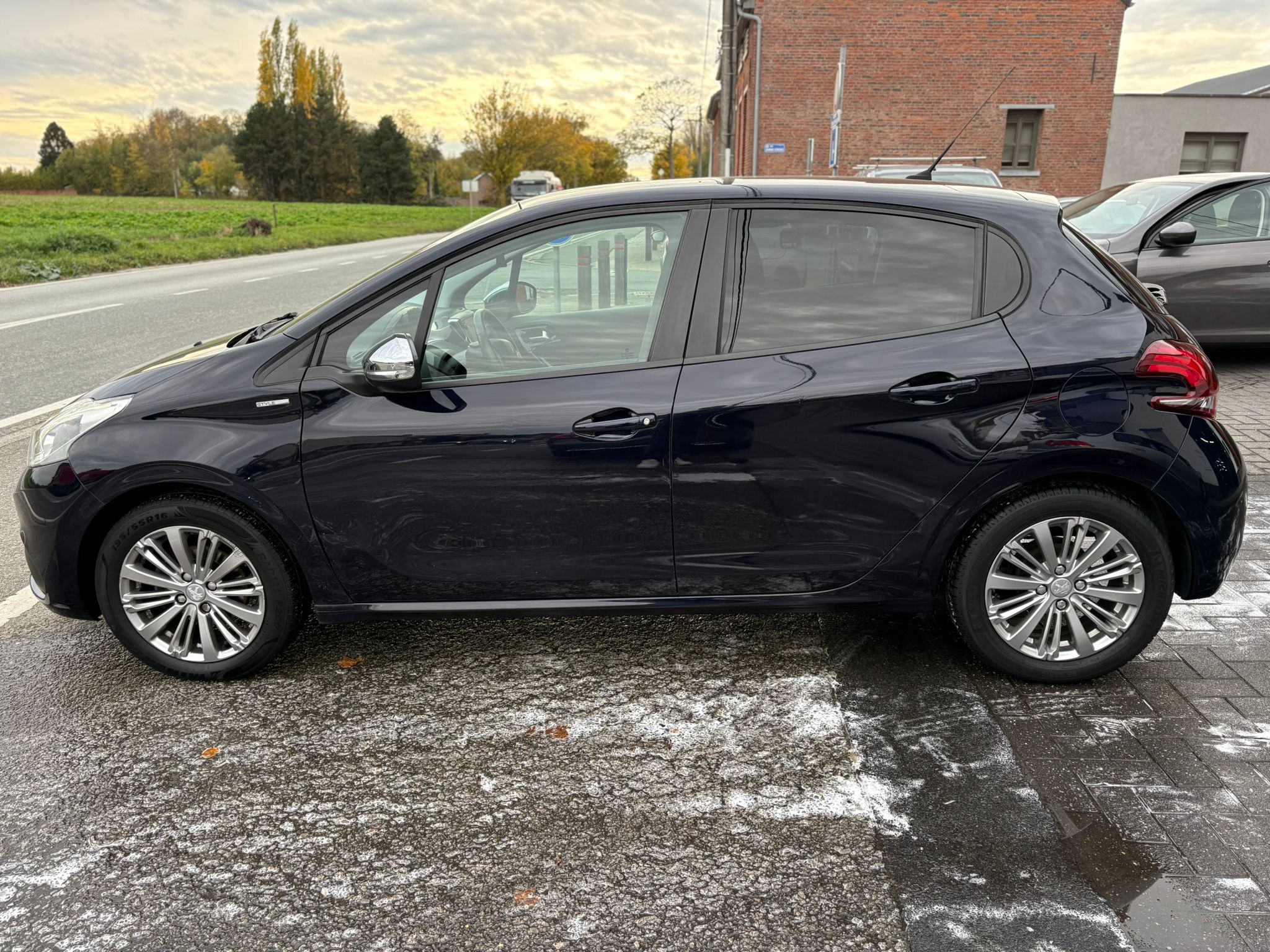 Peugeot 208 (2) 1.2 PURETECH 82 ALLURE 5P