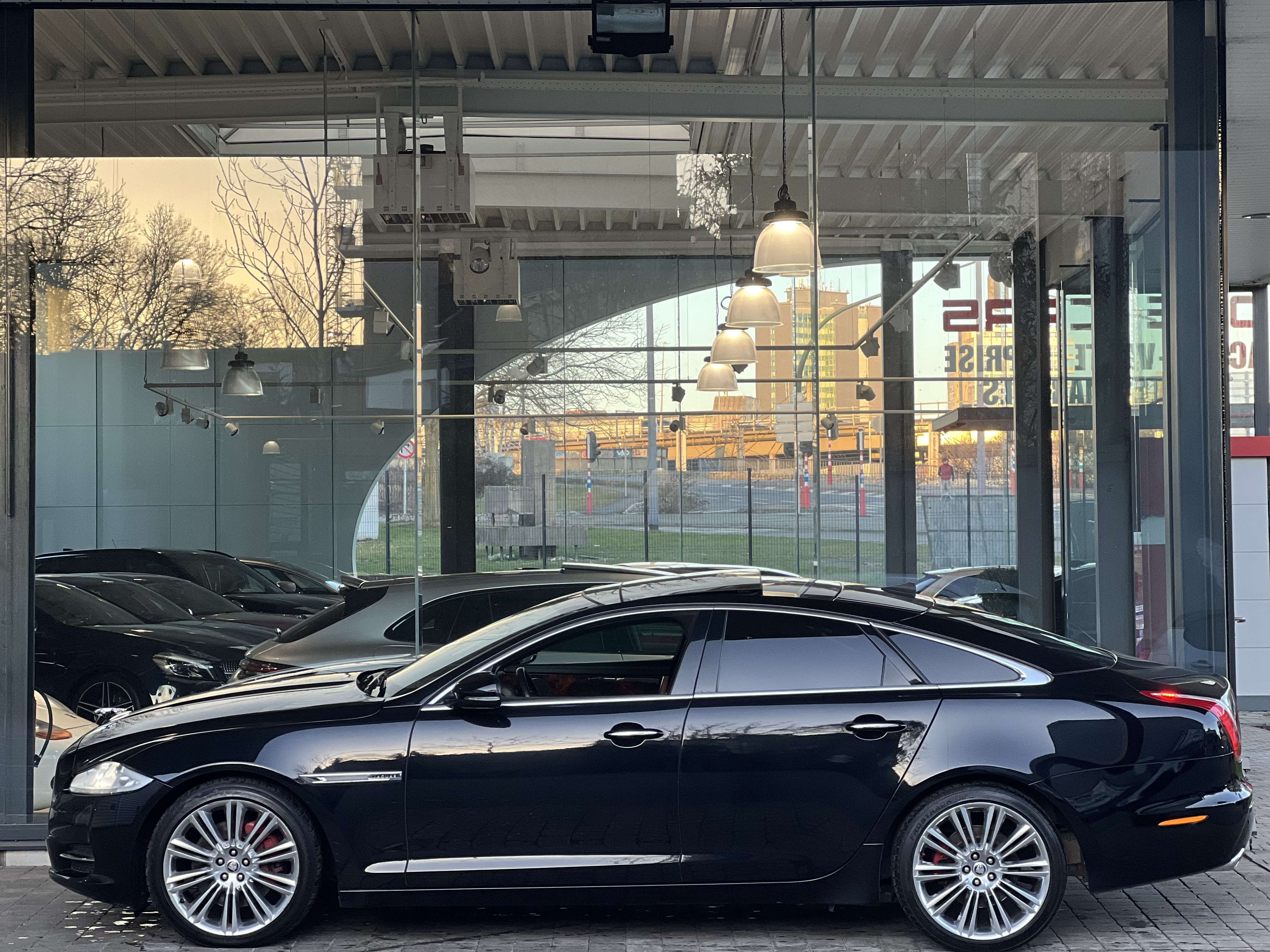 Jaguar XJ 3.0d V6 TOIT PANOR-CUIR-CAMERA-GPS-BIXENON-JA20P