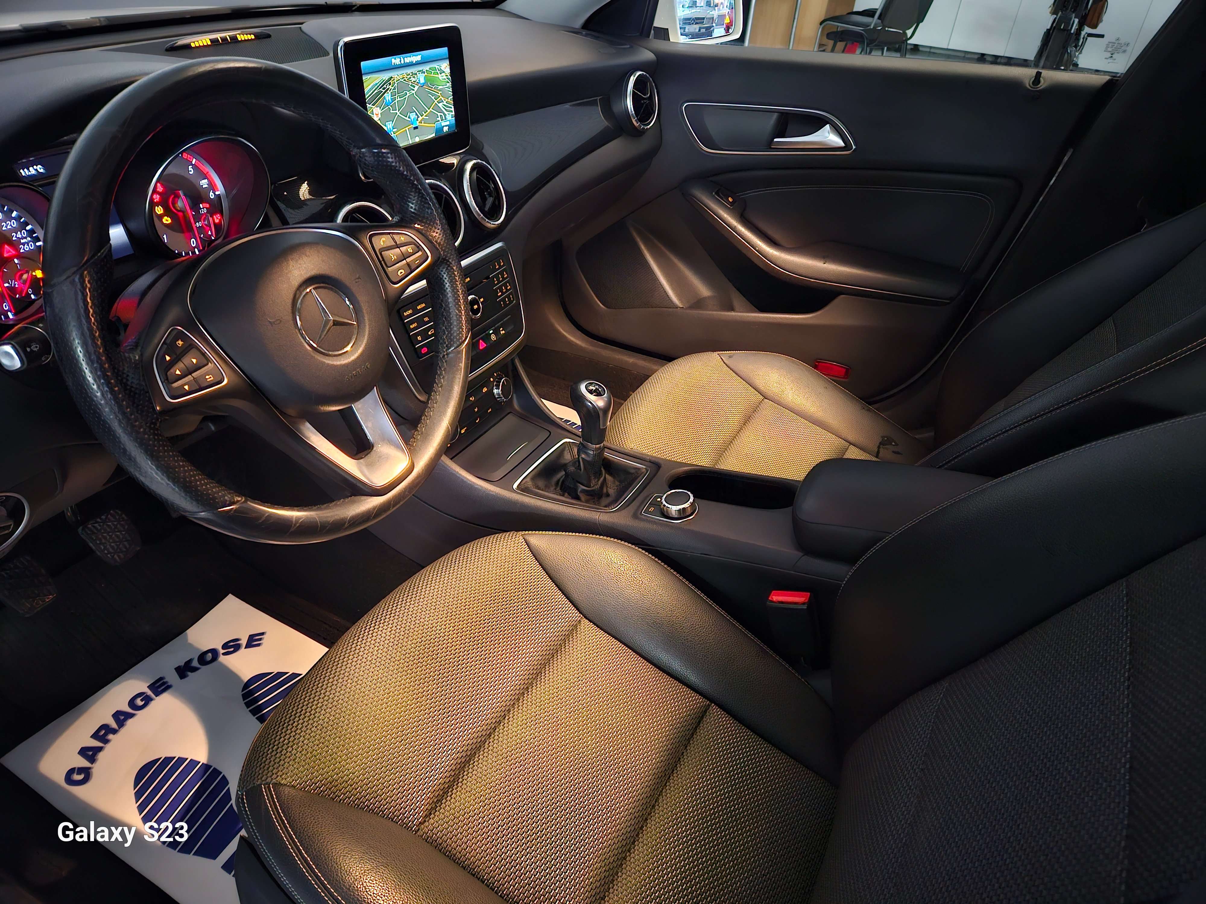 Mercedes-Benz CLA 180 CLA180//CUIR+TISSU/CLIM/NAVIGATION//XENON/CAR-PASS