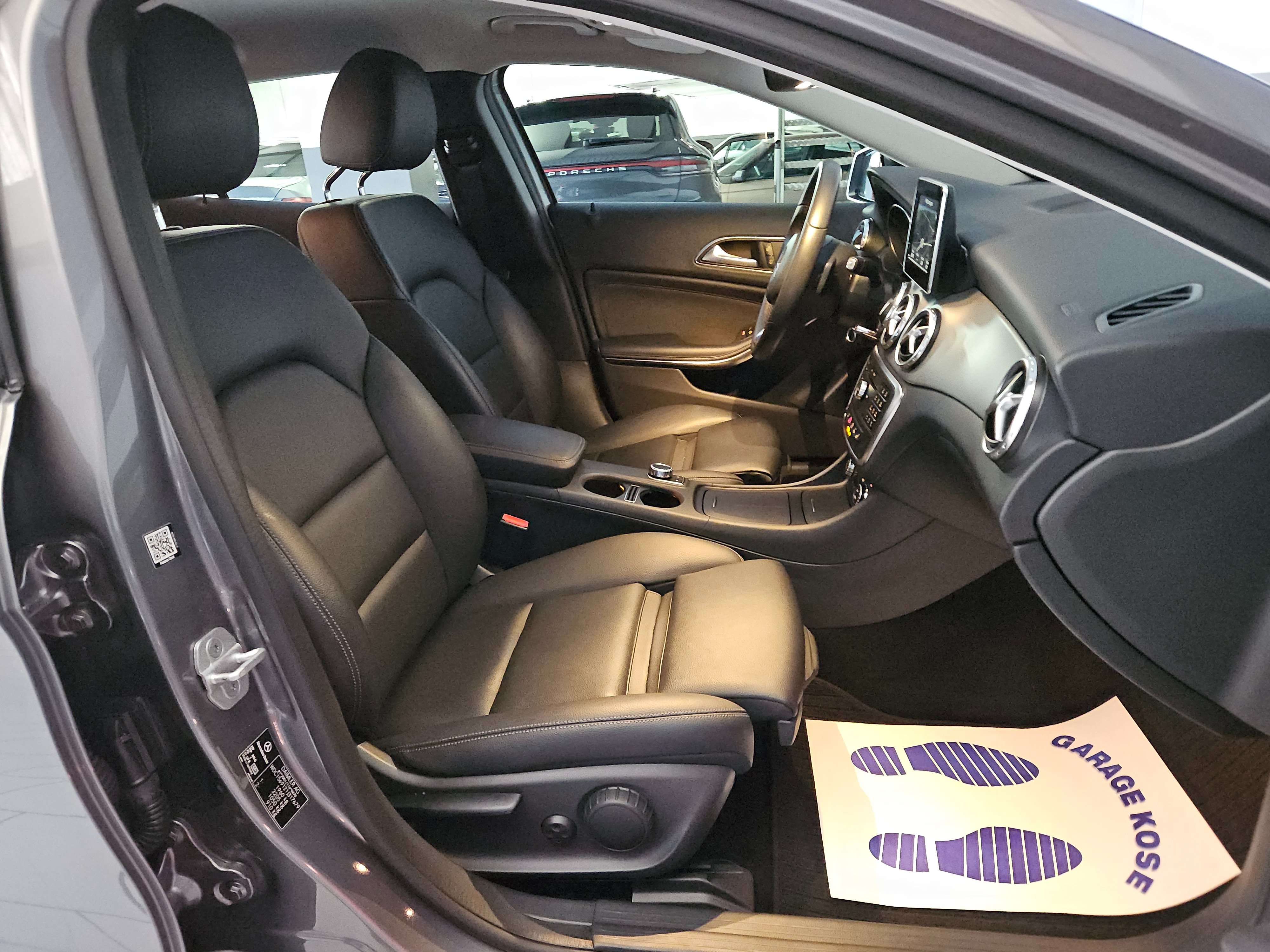 Mercedes-Benz GLA 180 AUTOMATIQUE//CUIR//NAVIGATION//GARANTIE//CAR-PASS