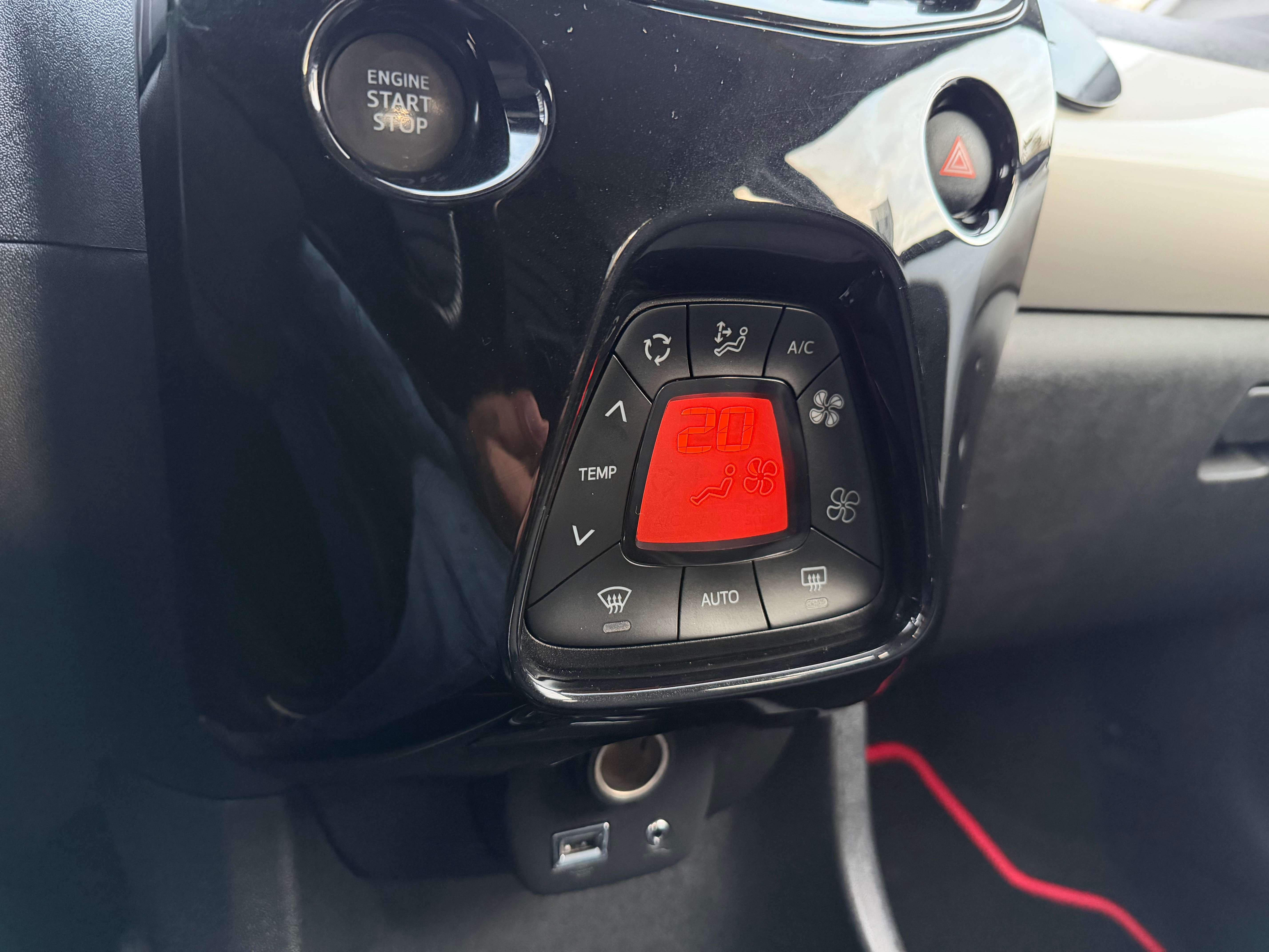Toyota Aygo Aygo1.0i VVT-i* Boîte auto*NAVI+CAMERA*CUIR*BT*