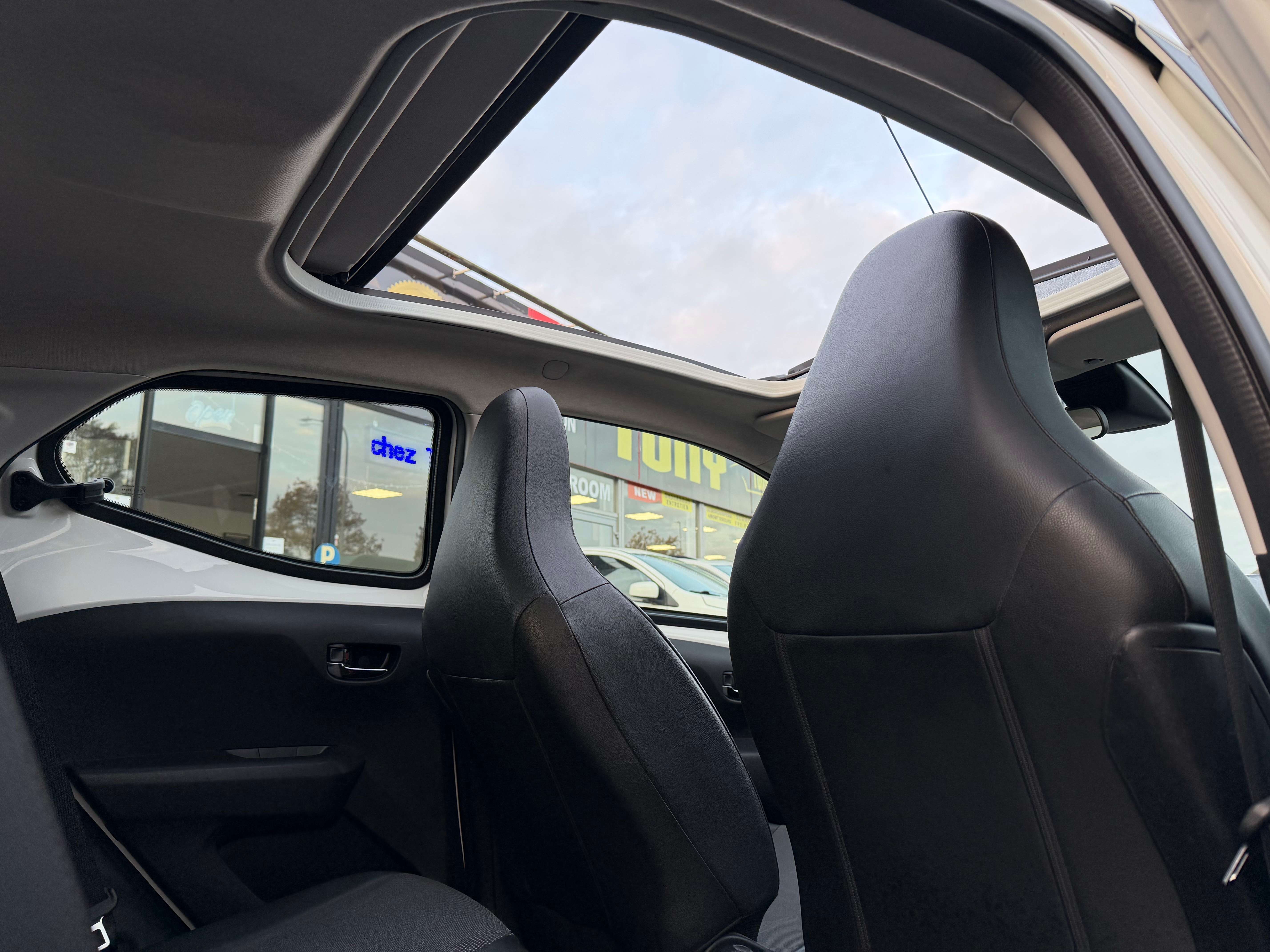 Toyota Aygo Aygo1.0i VVT-i* Boîte auto*NAVI+CAMERA*CUIR*BT*