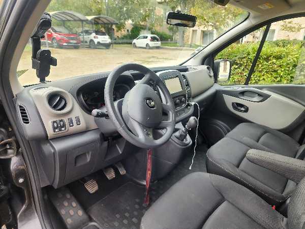 Renault Trafic 9 places ( 60000 kms) 125cv carnet entretien depuis le neuf