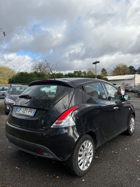 Lancia Ypsilon III 1.2 8V 69 STOP&amp;START BLACK &amp; RED 5P