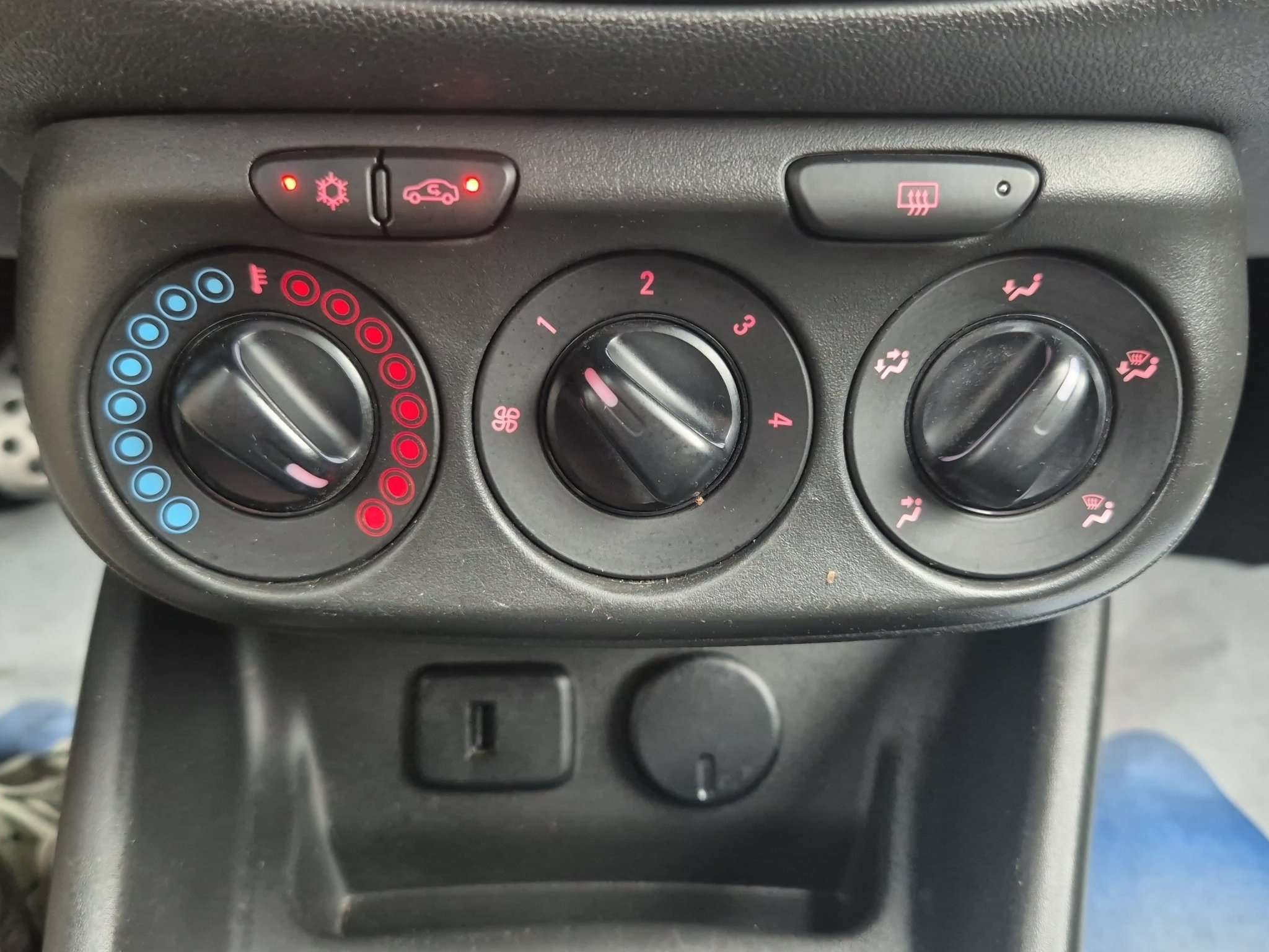 Opel Corsa 1.2i Black Edition - Petit Budget Economique et Bien Equipé - Garantie 12 Mois avec Entretien Effectué - Zone LEZ ok