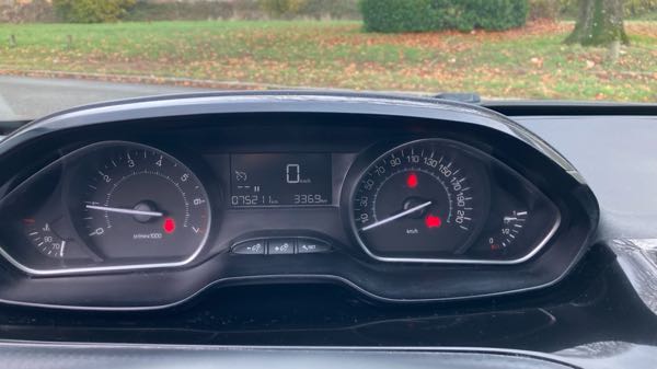 Peugeot 208 (2) 1.2 PURETECH 82 SIGNATURE 5P