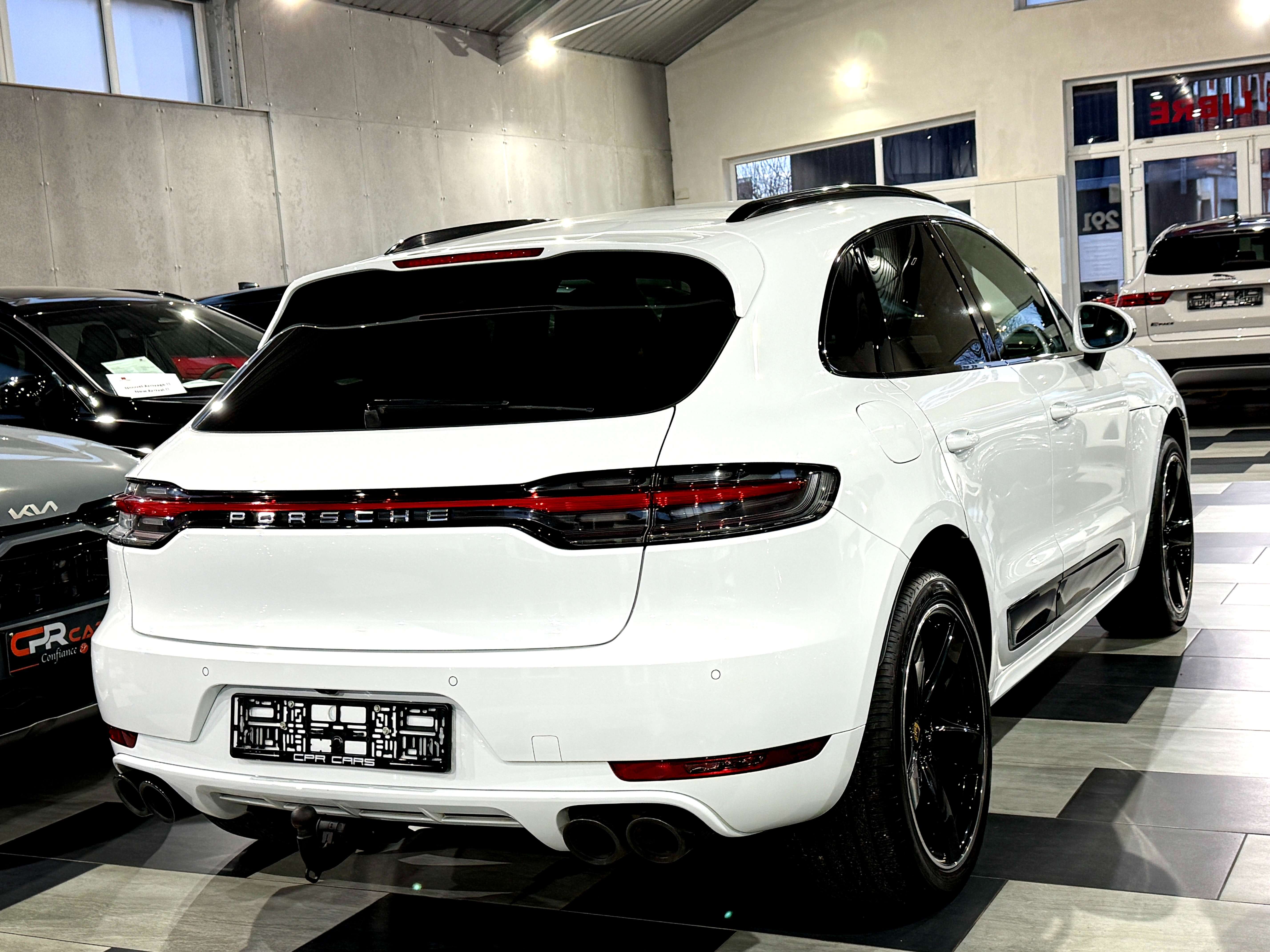 Porsche Macan 2.0 Turbo PDK Sport Design 1e Main Etat Neuf