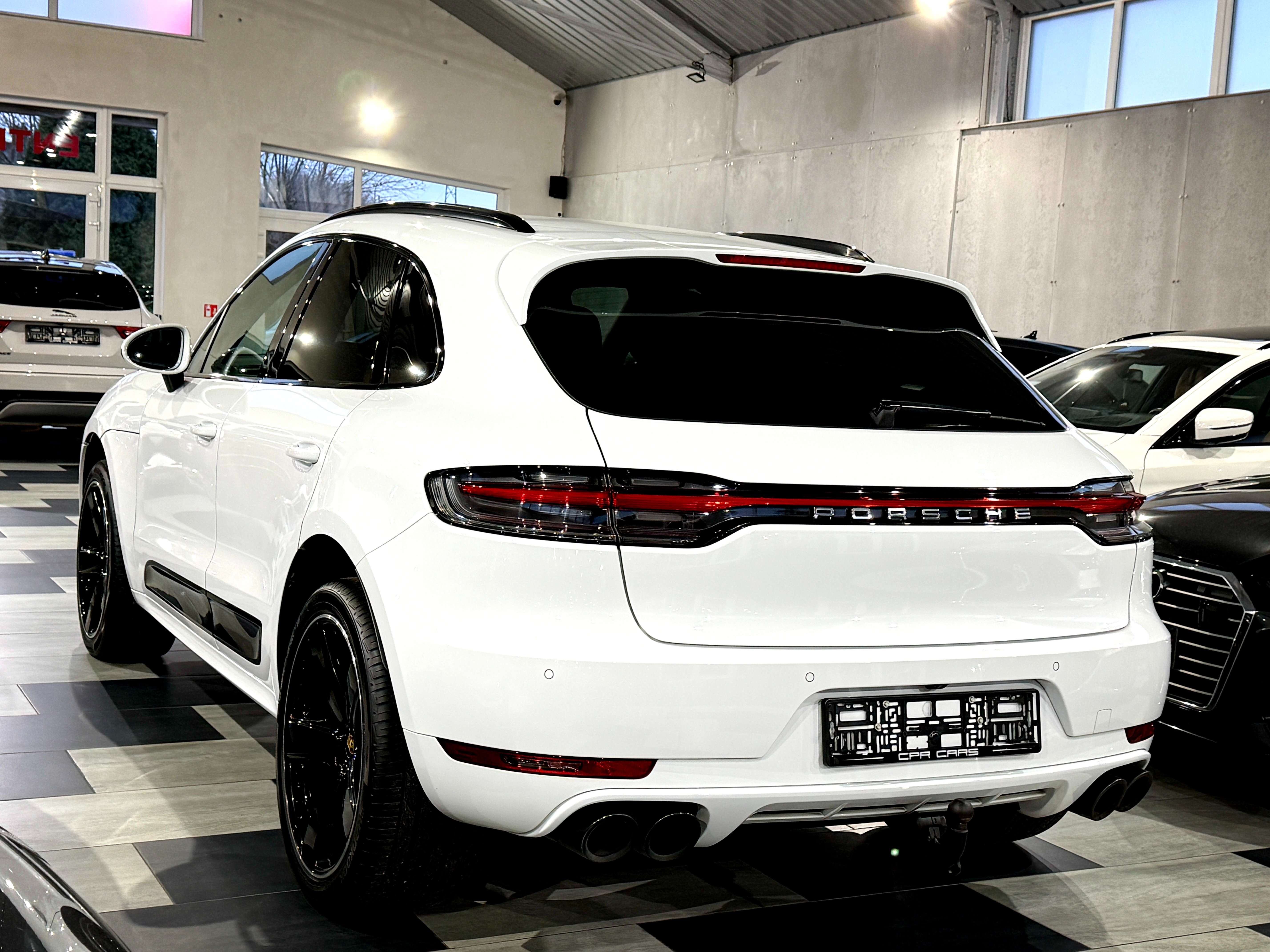 Porsche Macan 2.0 Turbo PDK Sport Design 1e Main Etat Neuf