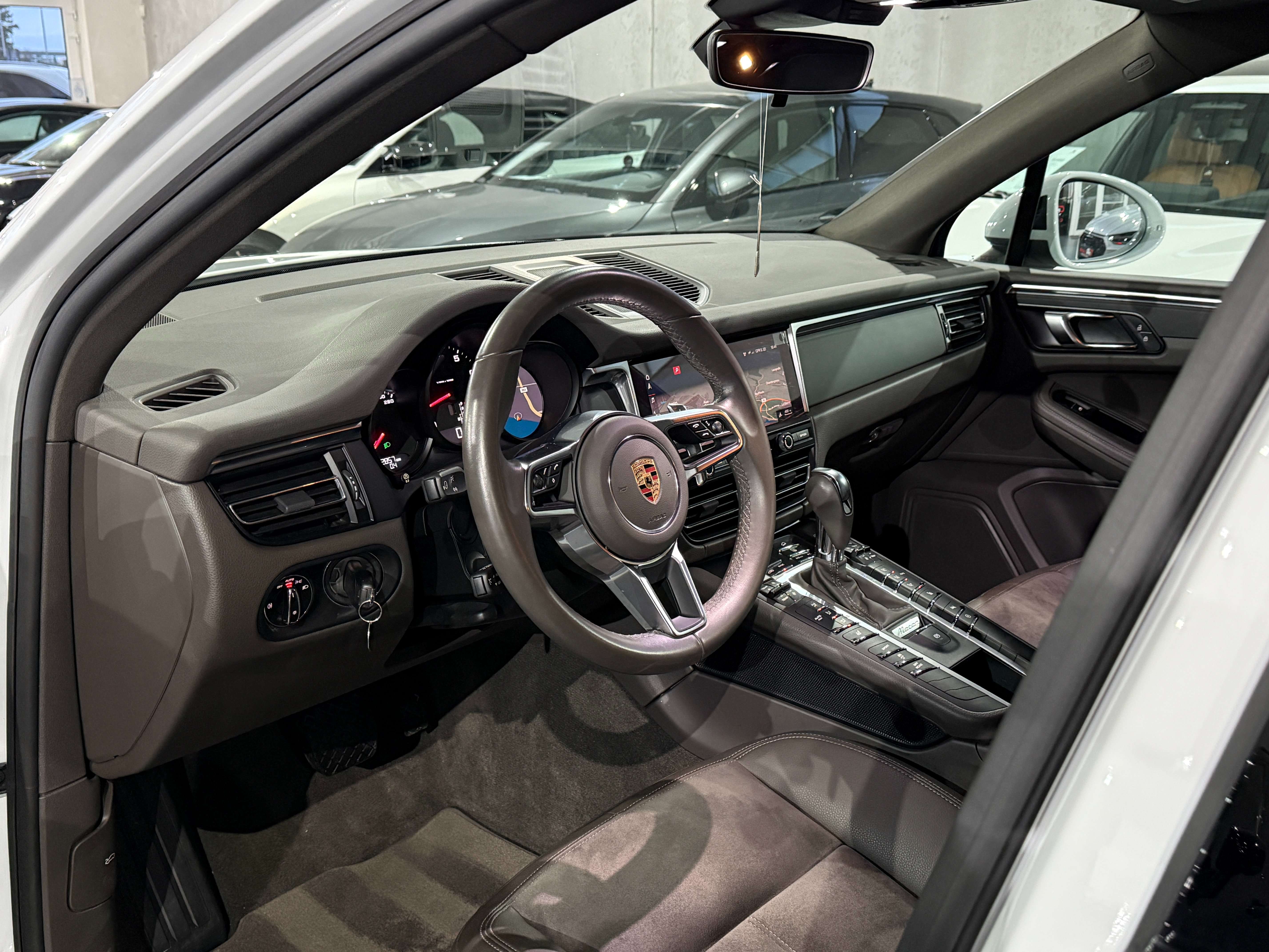 Porsche Macan 2.0 Turbo PDK Sport Design 1e Main Etat Neuf