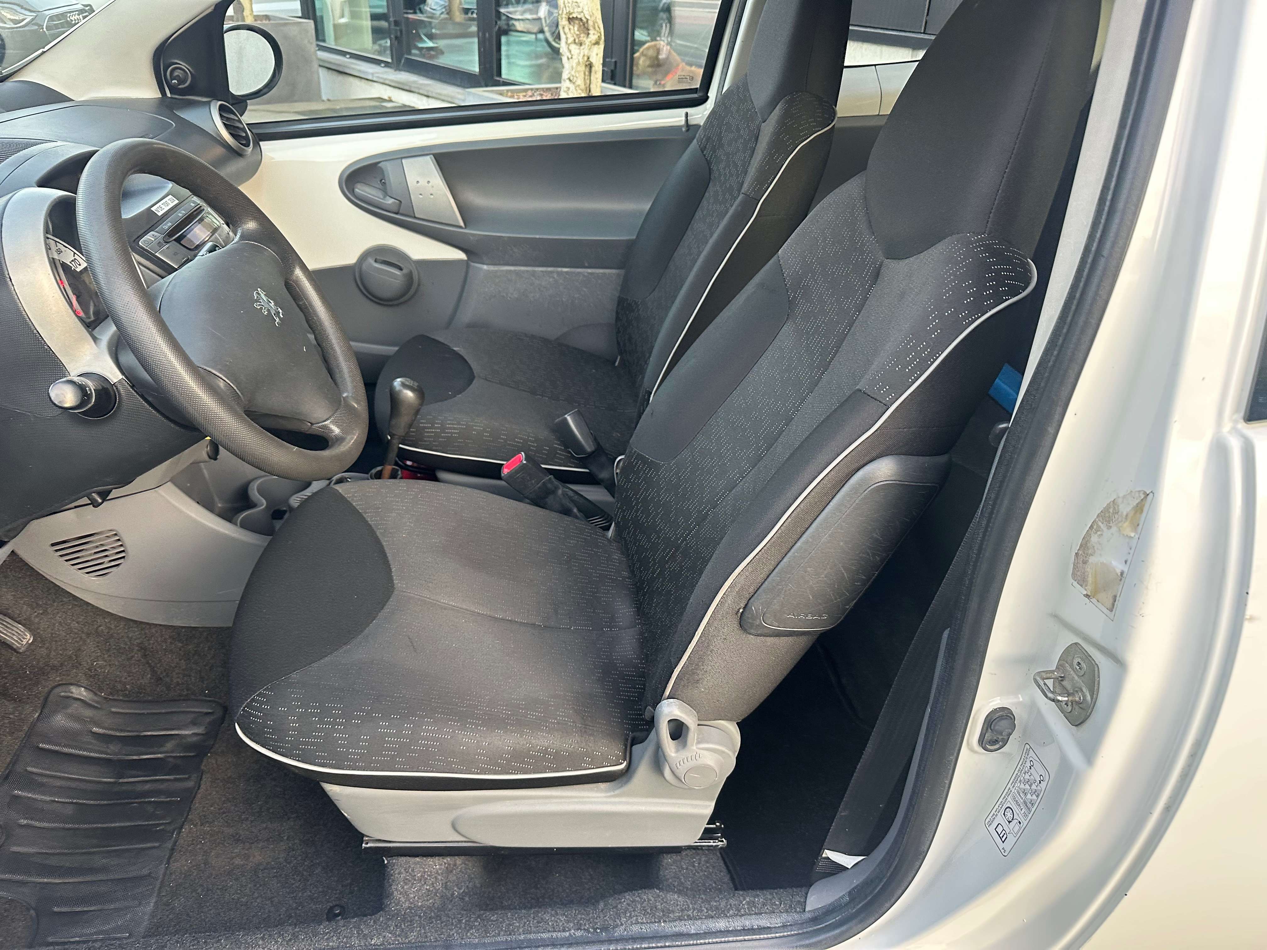 Peugeot 107 10i Benzine  70 Urban 1 ste eigenaar 99000km
