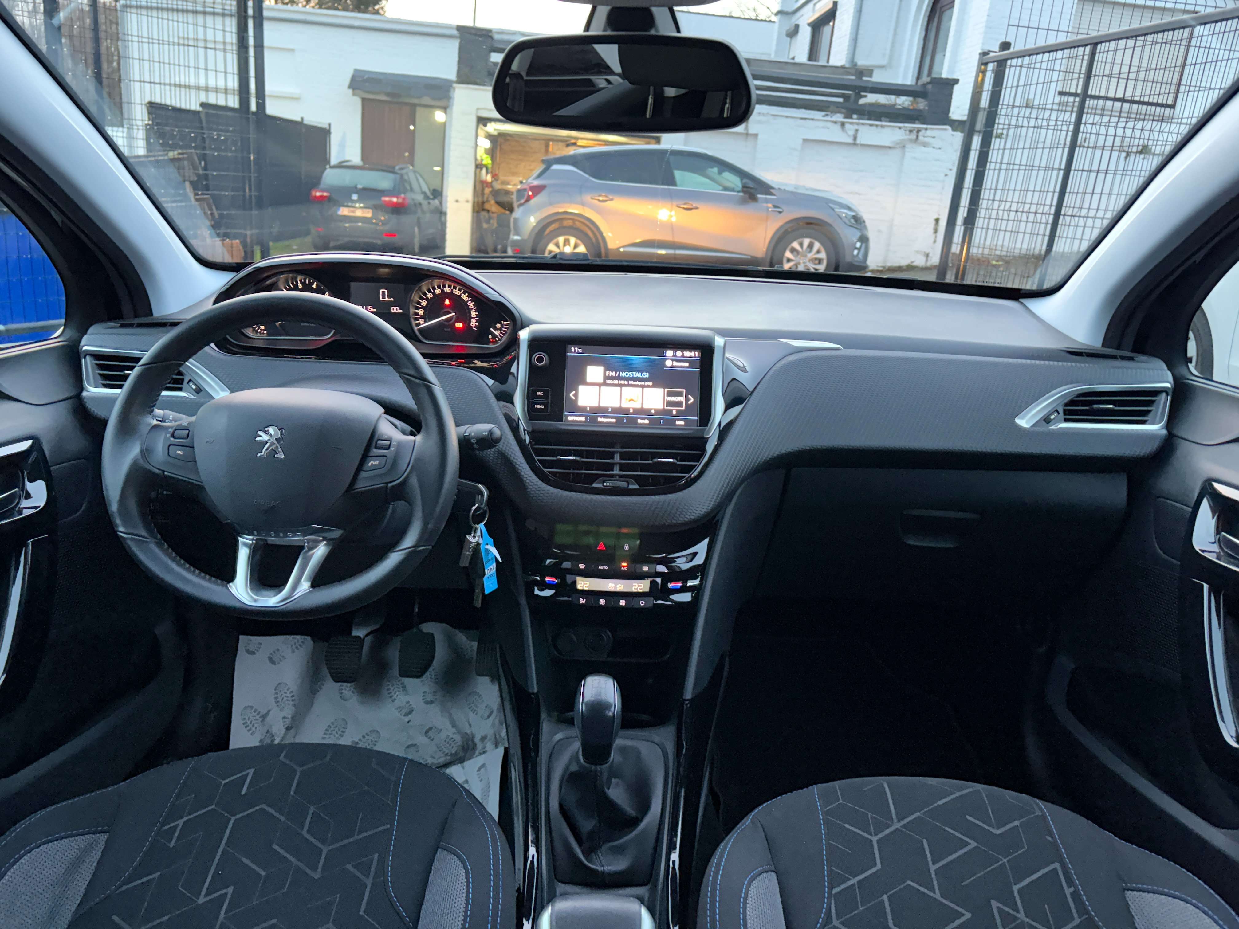 Peugeot 2008 1.2i Signature - EU6 - GARANTIE 1AN -