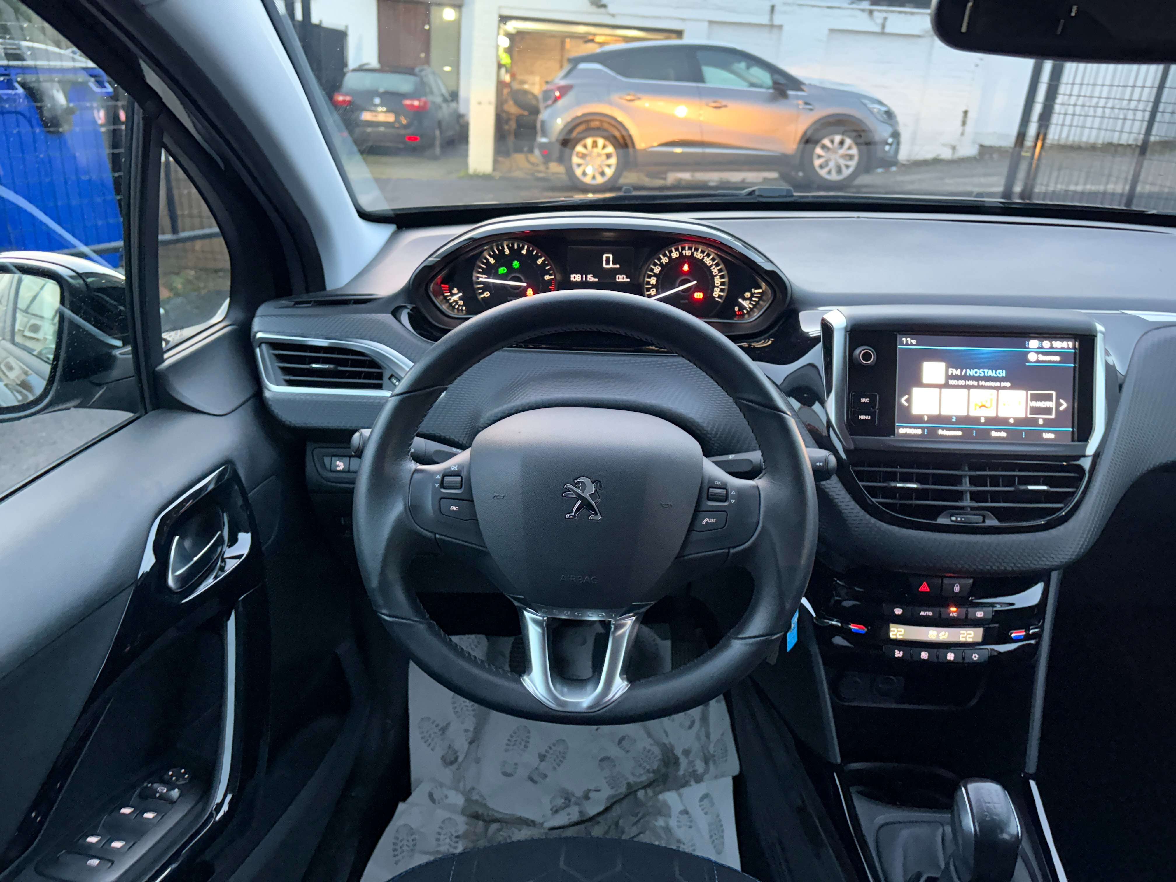 Peugeot 2008 1.2i Signature - EU6 - GARANTIE 1AN -