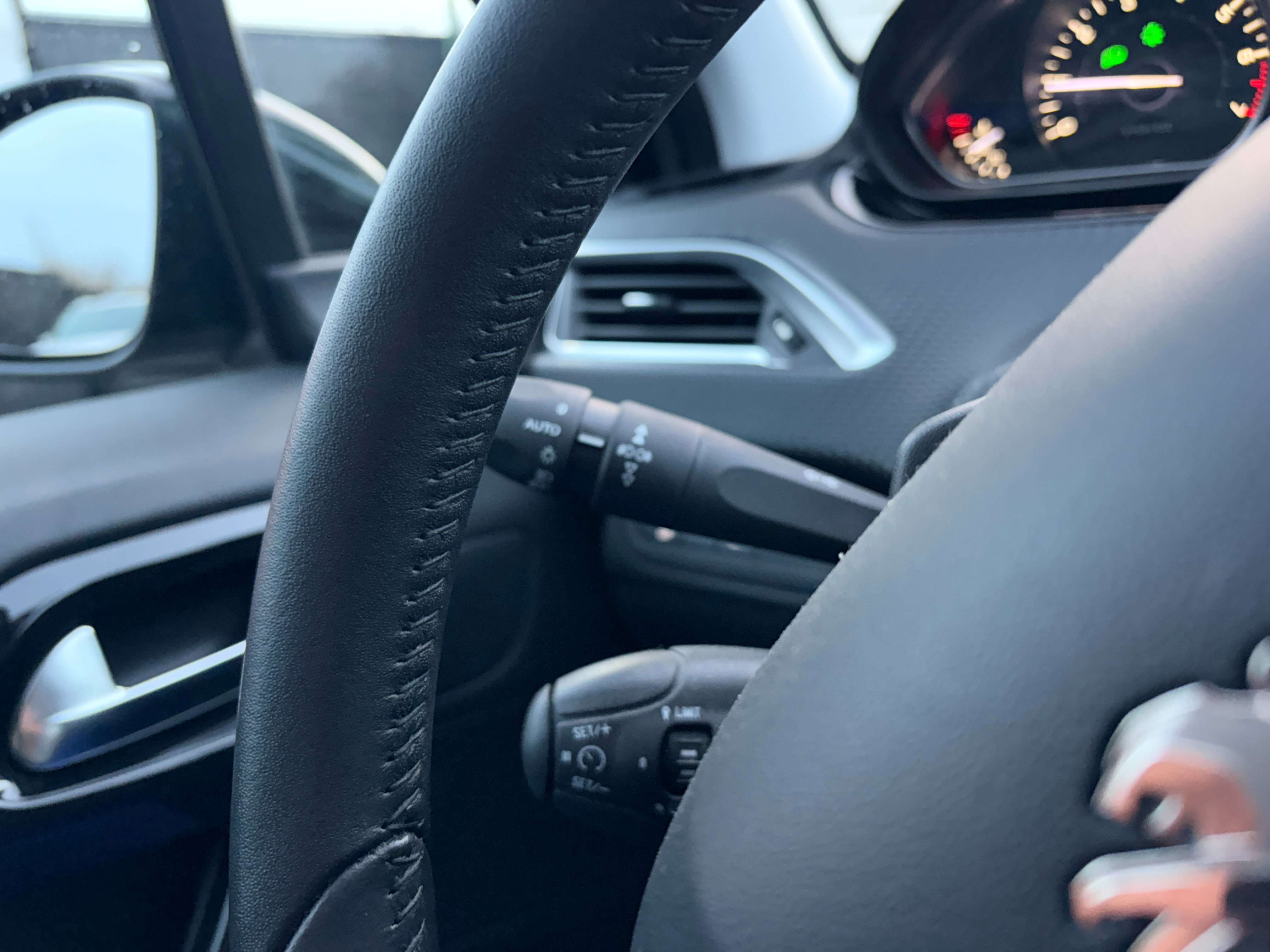 Peugeot 2008 1.2i Signature - EU6 - GARANTIE 1AN -