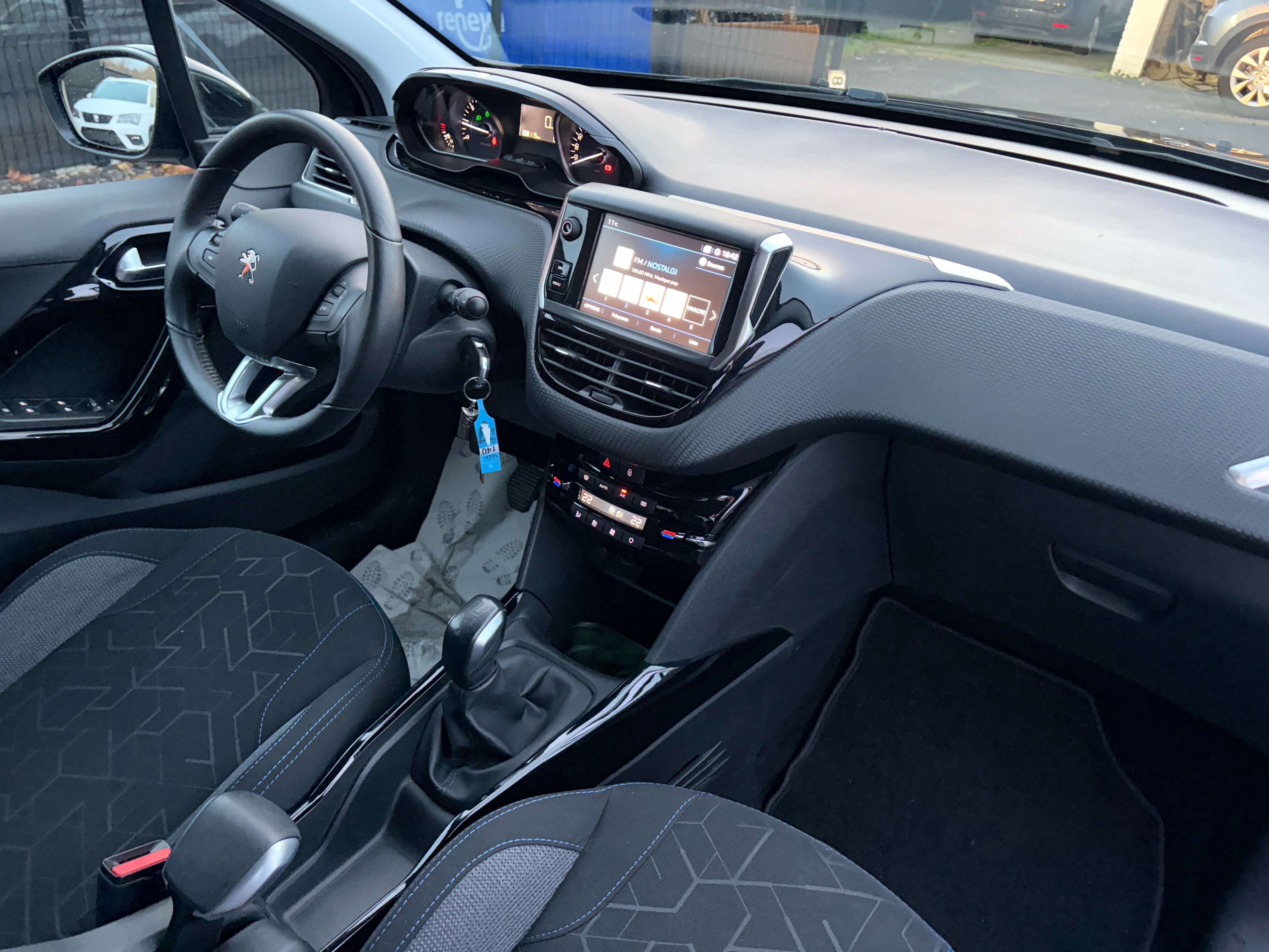Peugeot 2008 1.2i Signature - EU6 - GARANTIE 1AN -