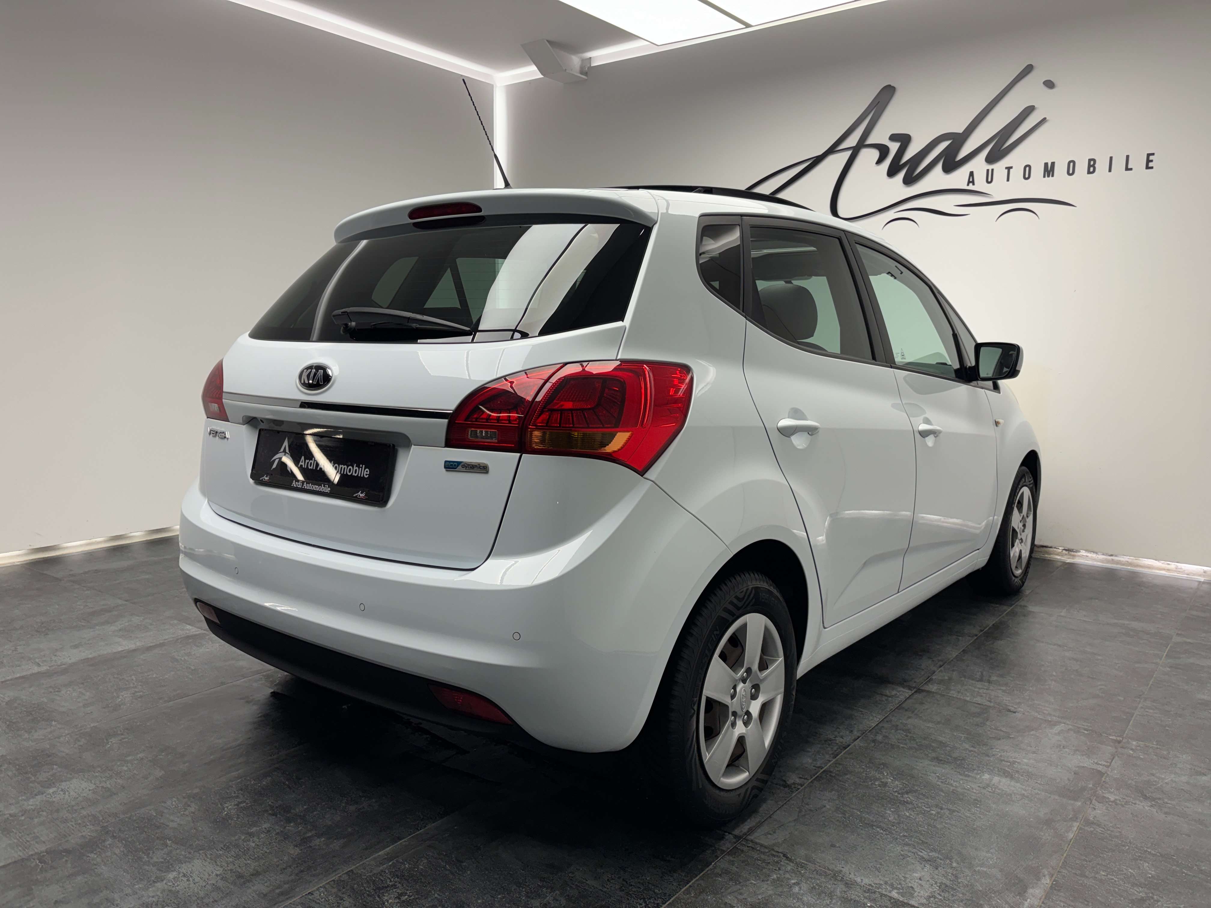 Kia Venga 1.4 CRDi *TOIT OUV+PANO*CAMERA*BLUETOOTH*GARANTIE*