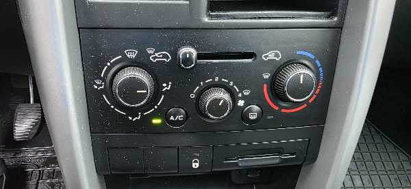 Peugeot 207 ESSENCE / 5P / AIRCO