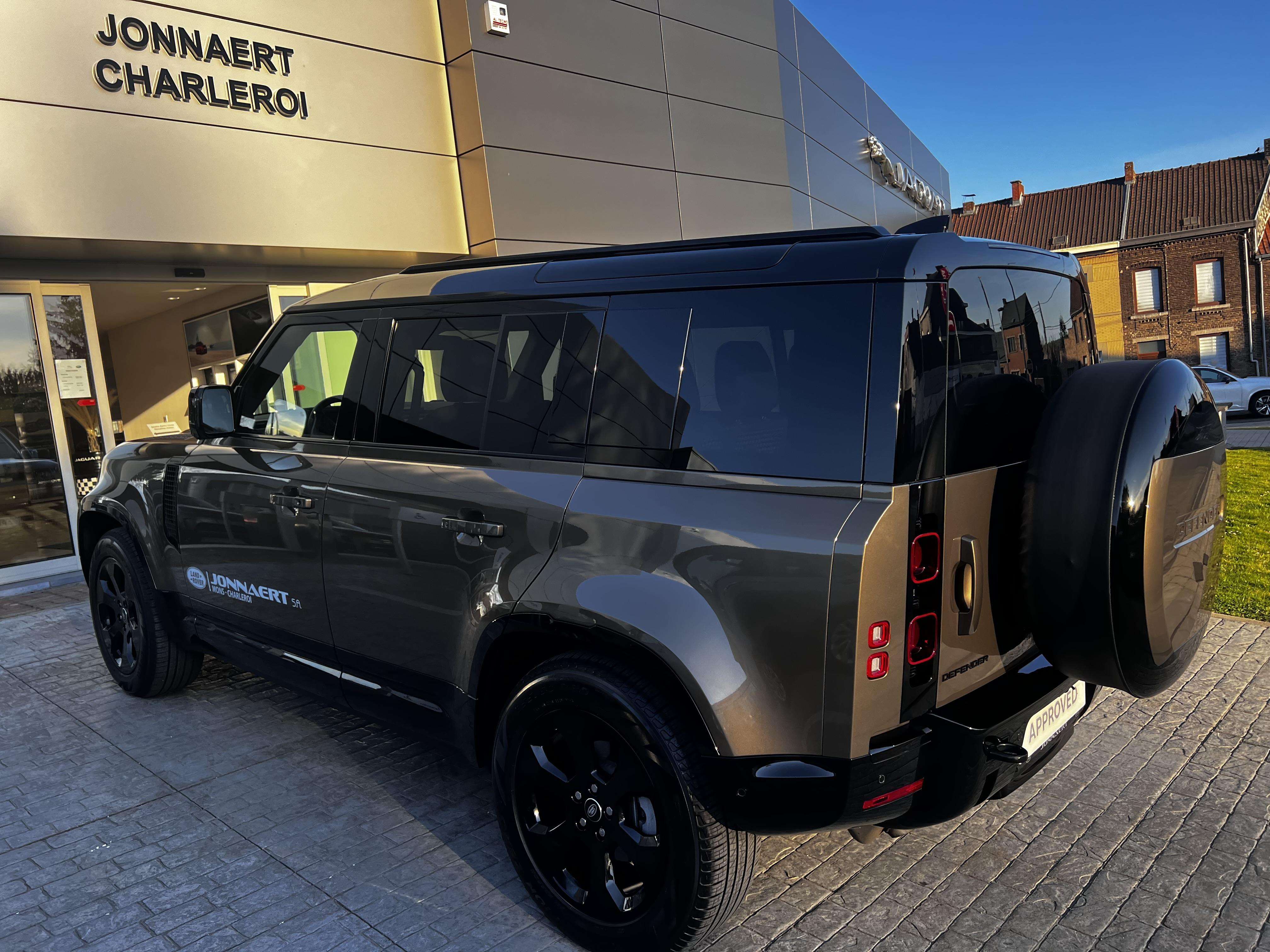 Land Rover Defender 7 seats X-Dynamic SE
