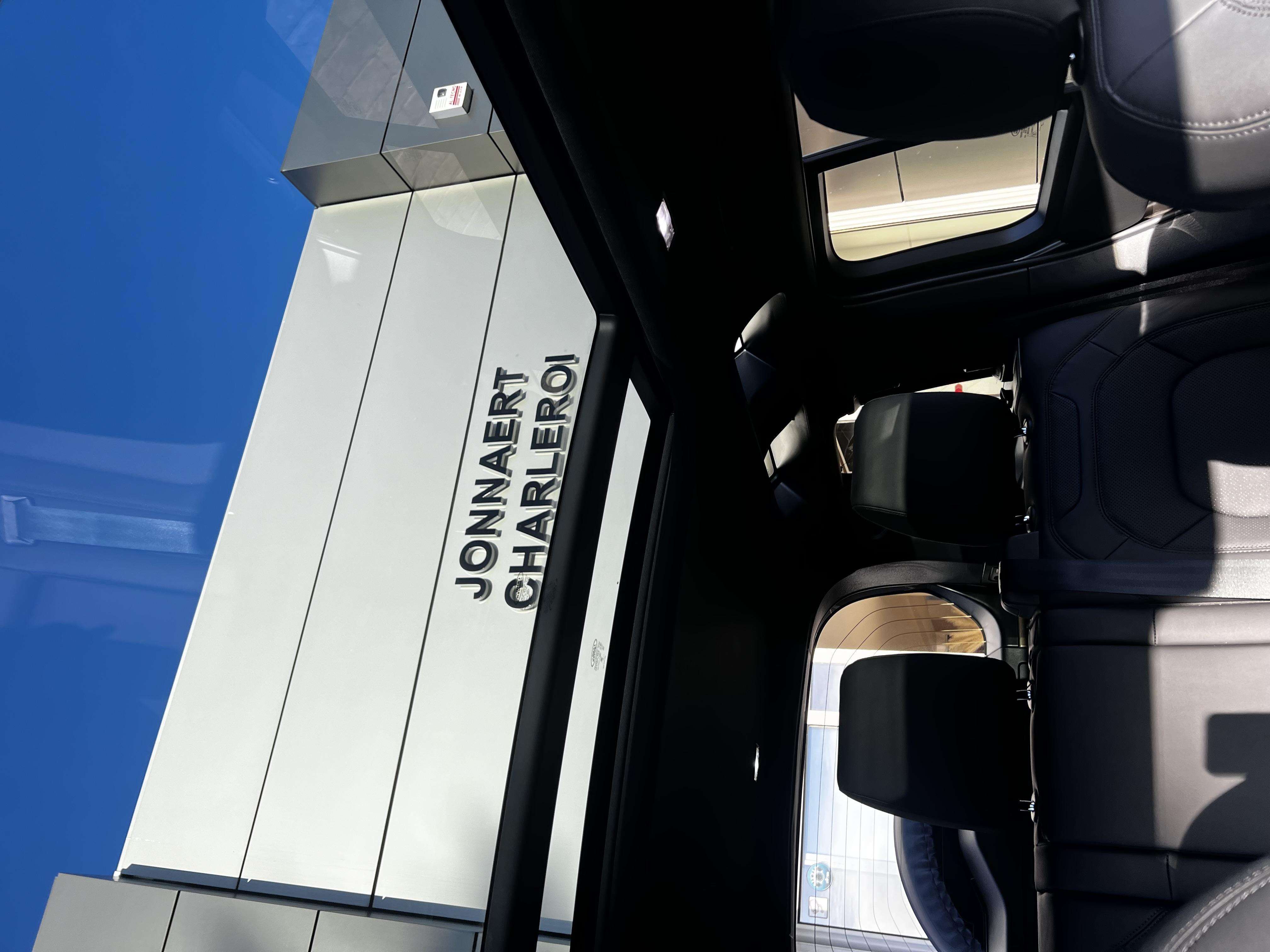 Land Rover Defender 7 seats X-Dynamic SE