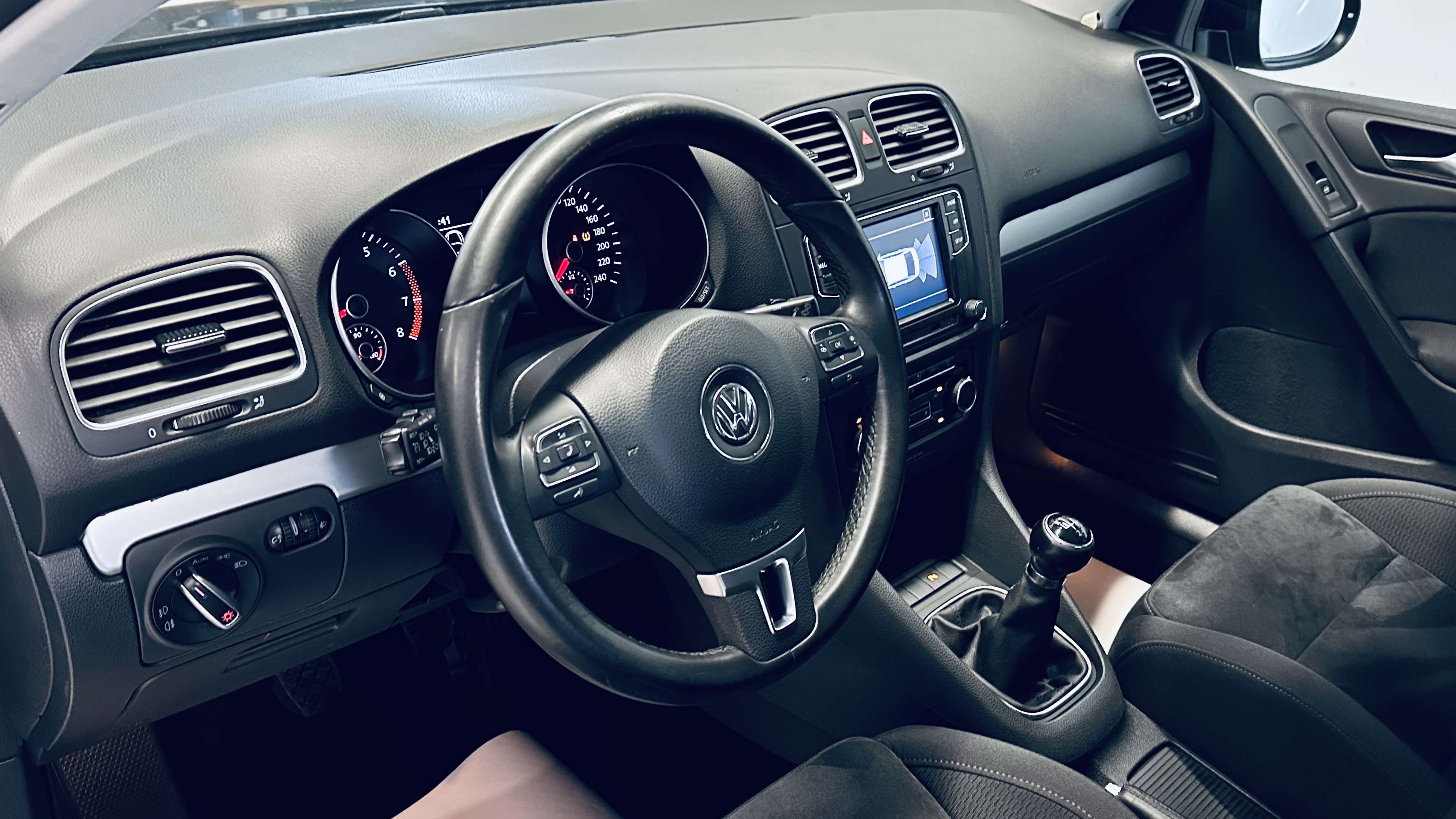 Volkswagen Golf 1.2 TSI PDC AV/ARR REG VTS JA 18 GARANTIE 1 AN
