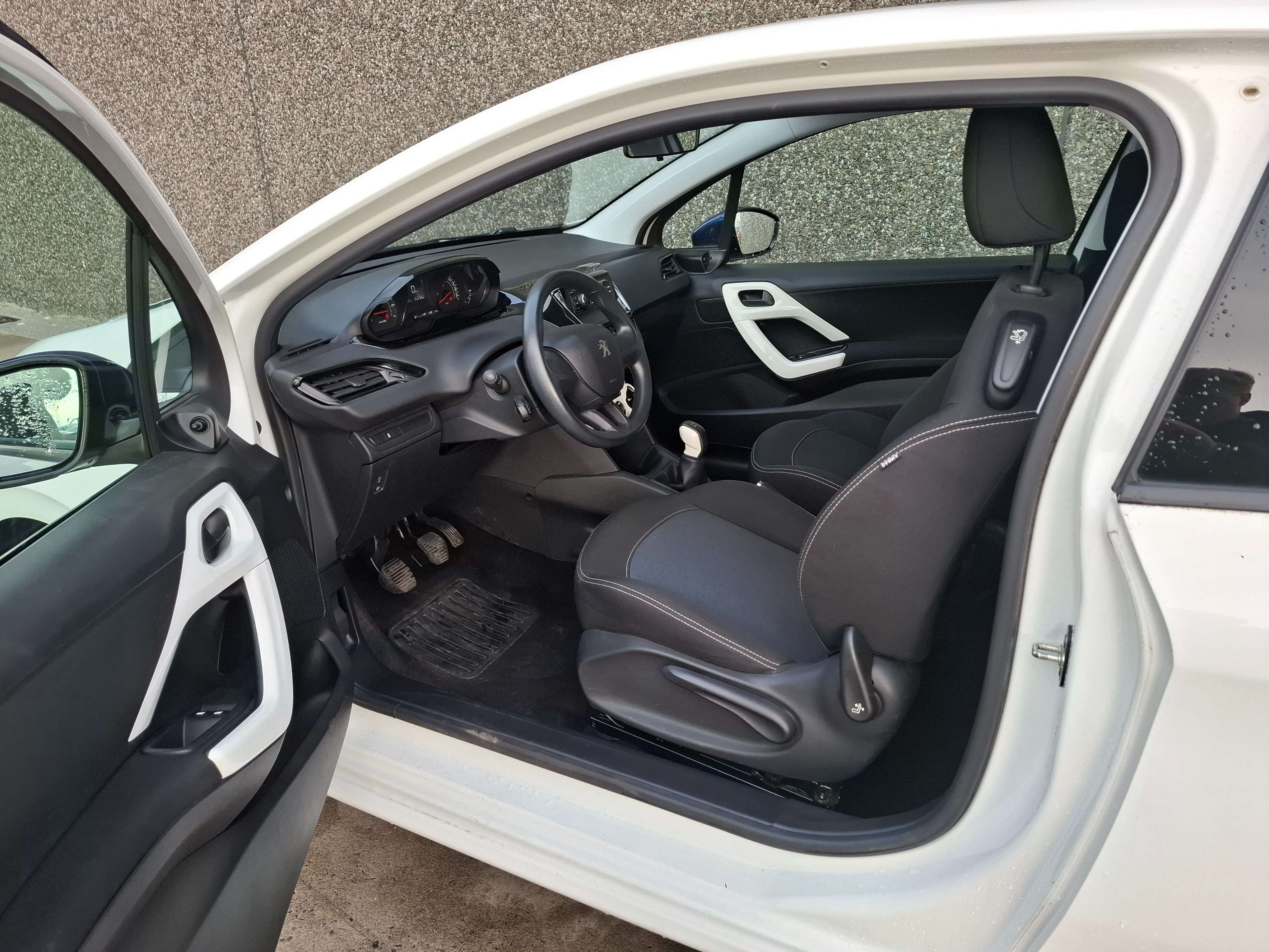 Peugeot 208 1.0i Like // BLUETHOOT//MARCHAND OU EXPORT