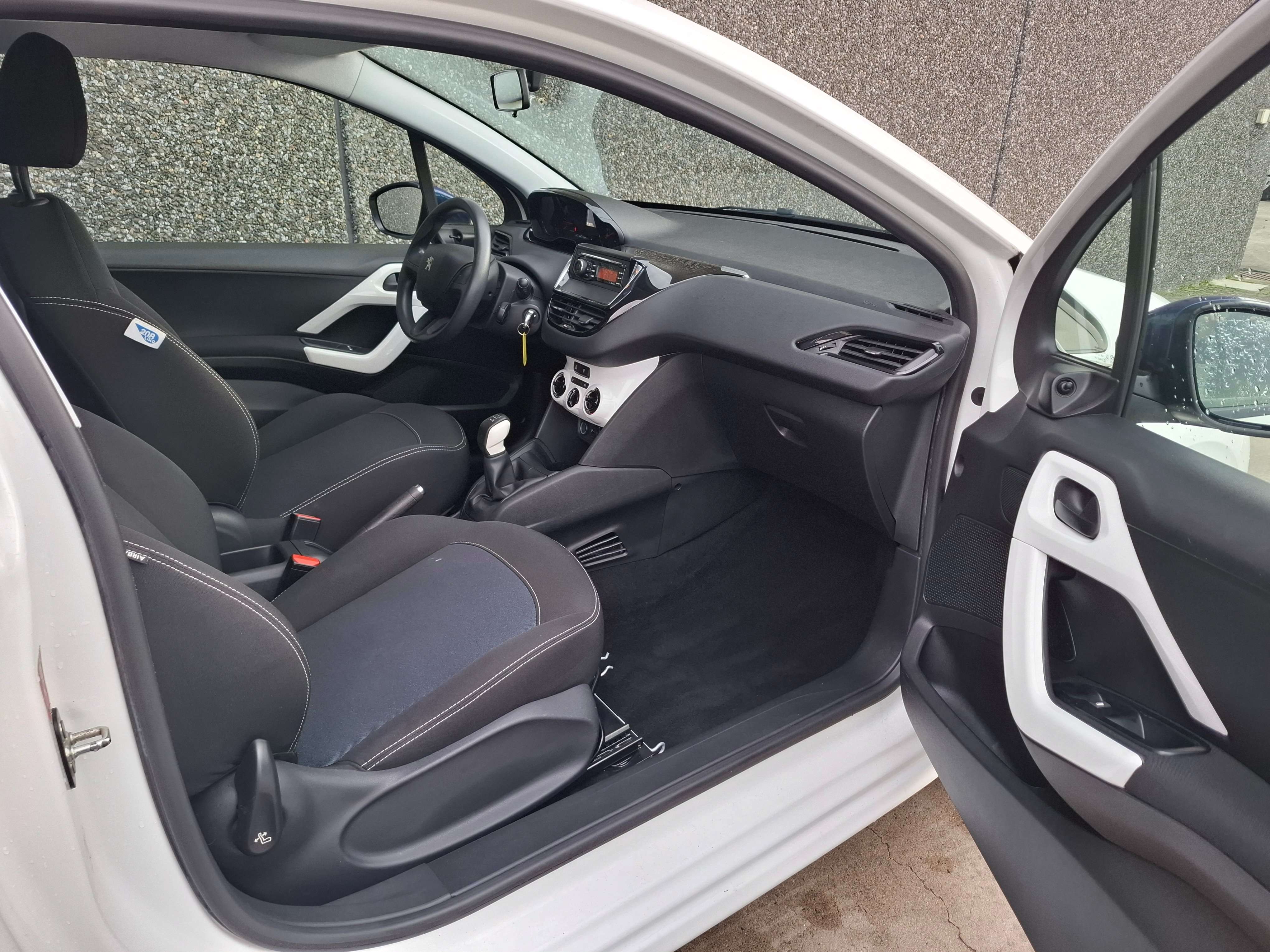 Peugeot 208 1.0i Like // BLUETHOOT//MARCHAND OU EXPORT