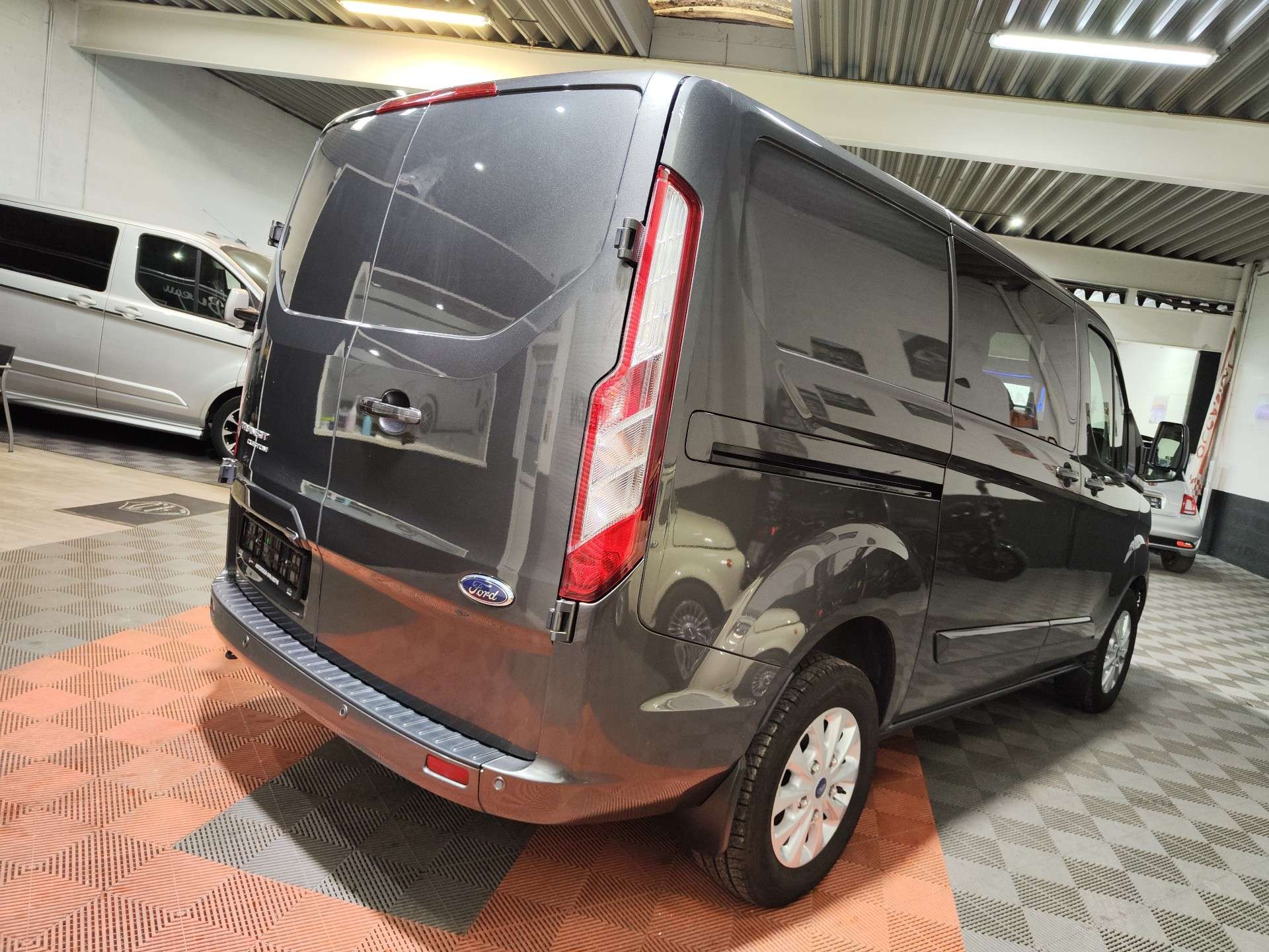 Ford Transit Custom 2.0 TDCi L1H1/ Limited / 5 places / Automatique