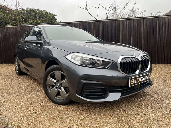 BMW 118 118i NAVI/LIMIT/PDC/AIRCO/CARPLAY