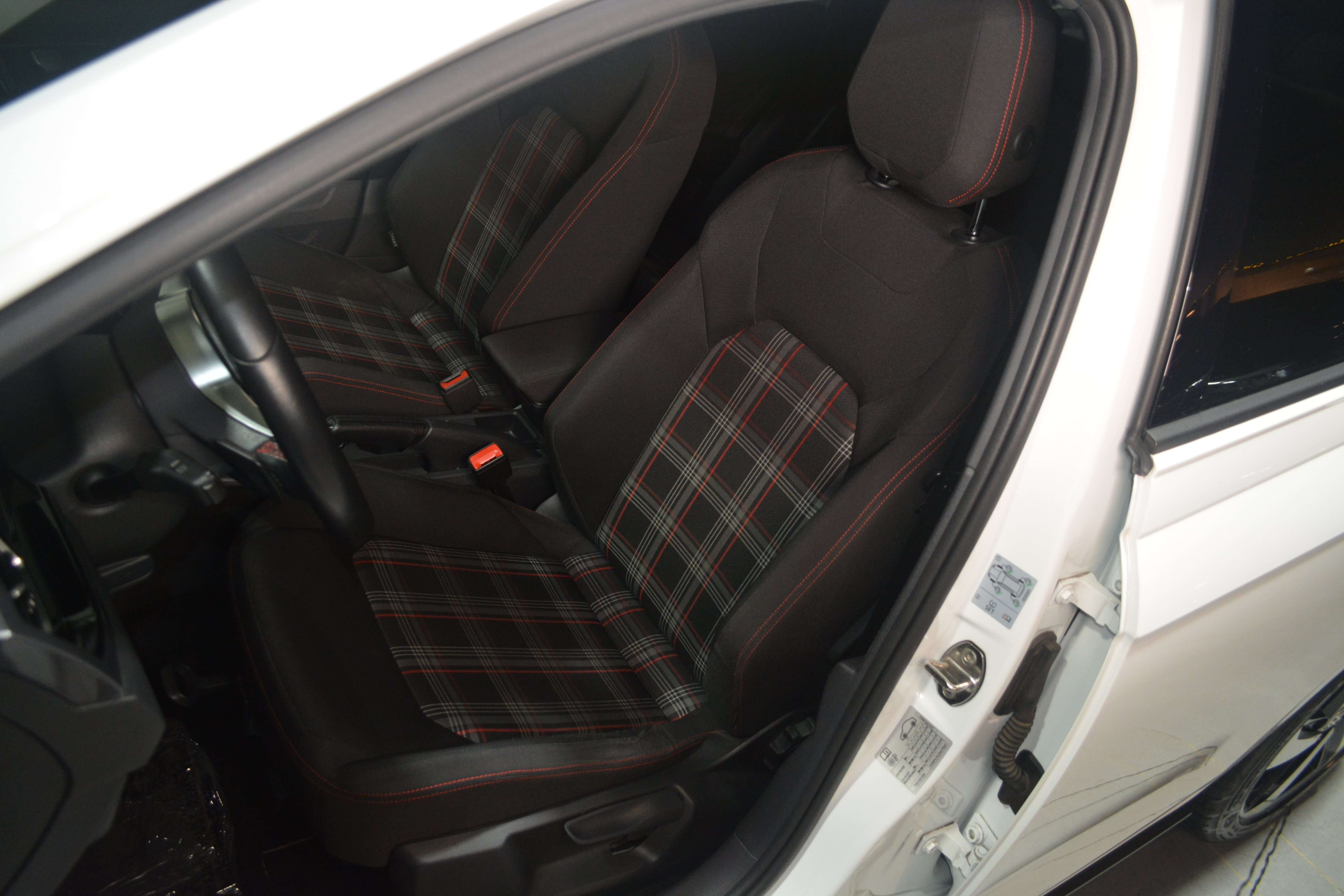 Volkswagen Polo GTI Polo 2.0 TSI DSG GTI / SPORTZETELS / NAVI + APPLE