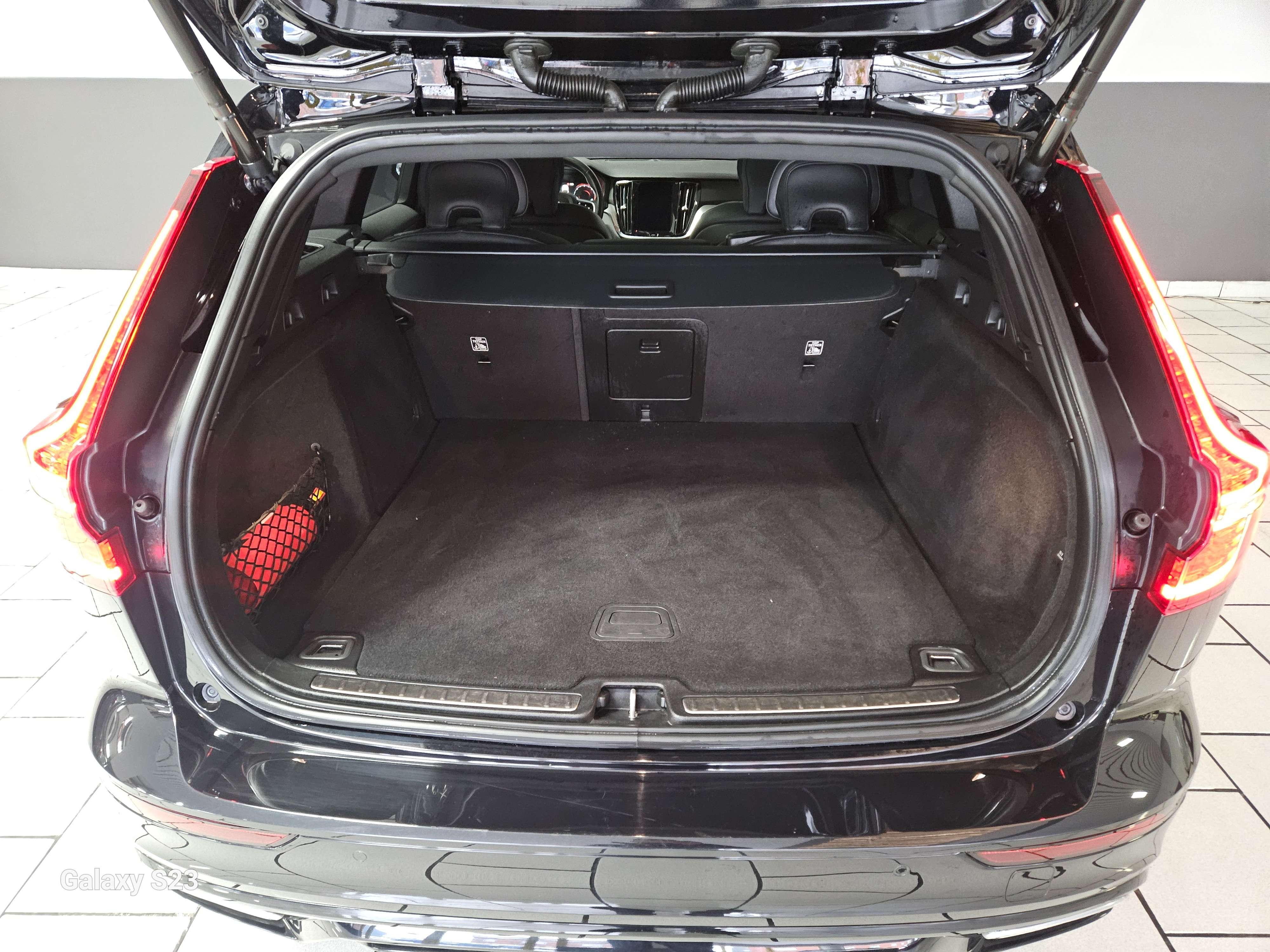 Volvo V60 R-Design AUTOMATIQUE CARPLAY-GARANTIE TOIT OUVRANT