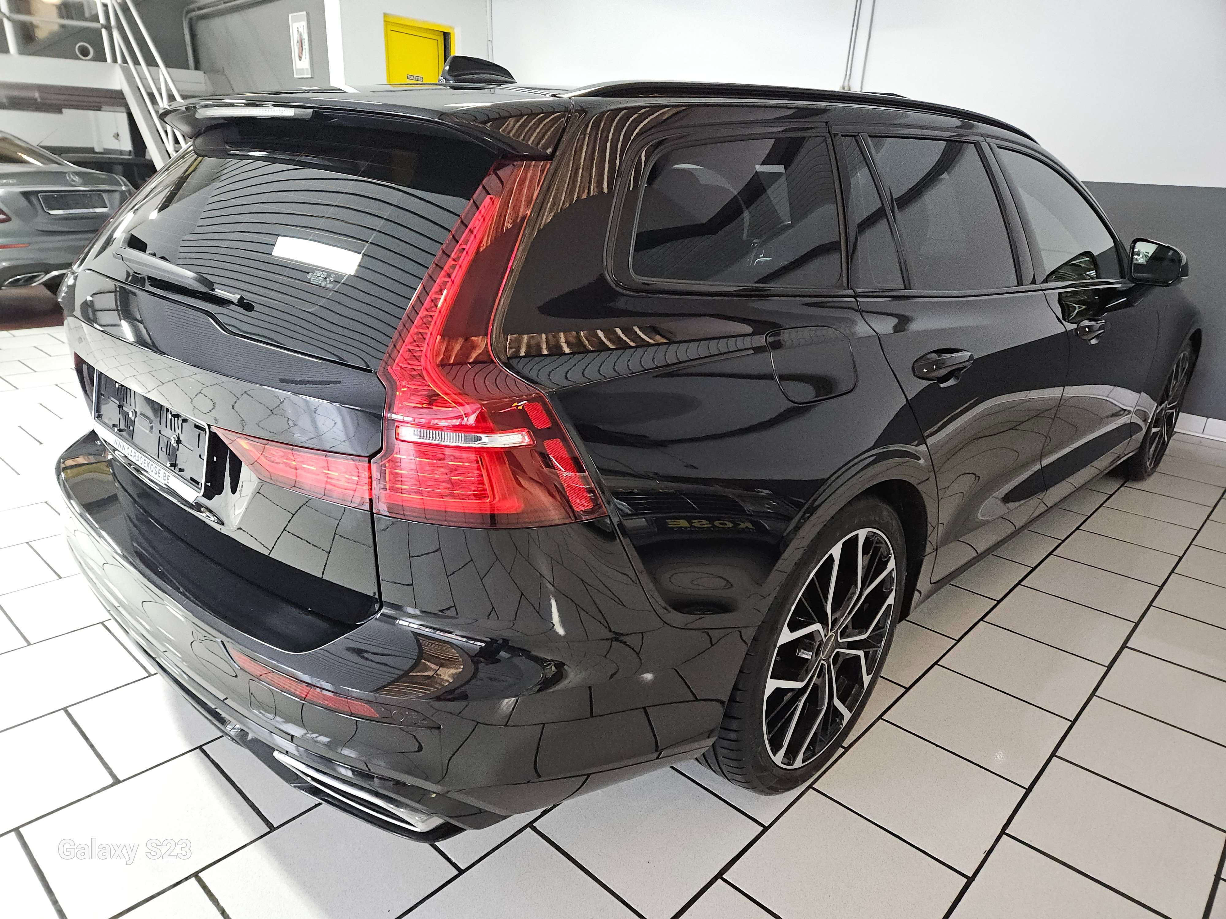 Volvo V60 R-Design AUTOMATIQUE CARPLAY-GARANTIE TOIT OUVRANT