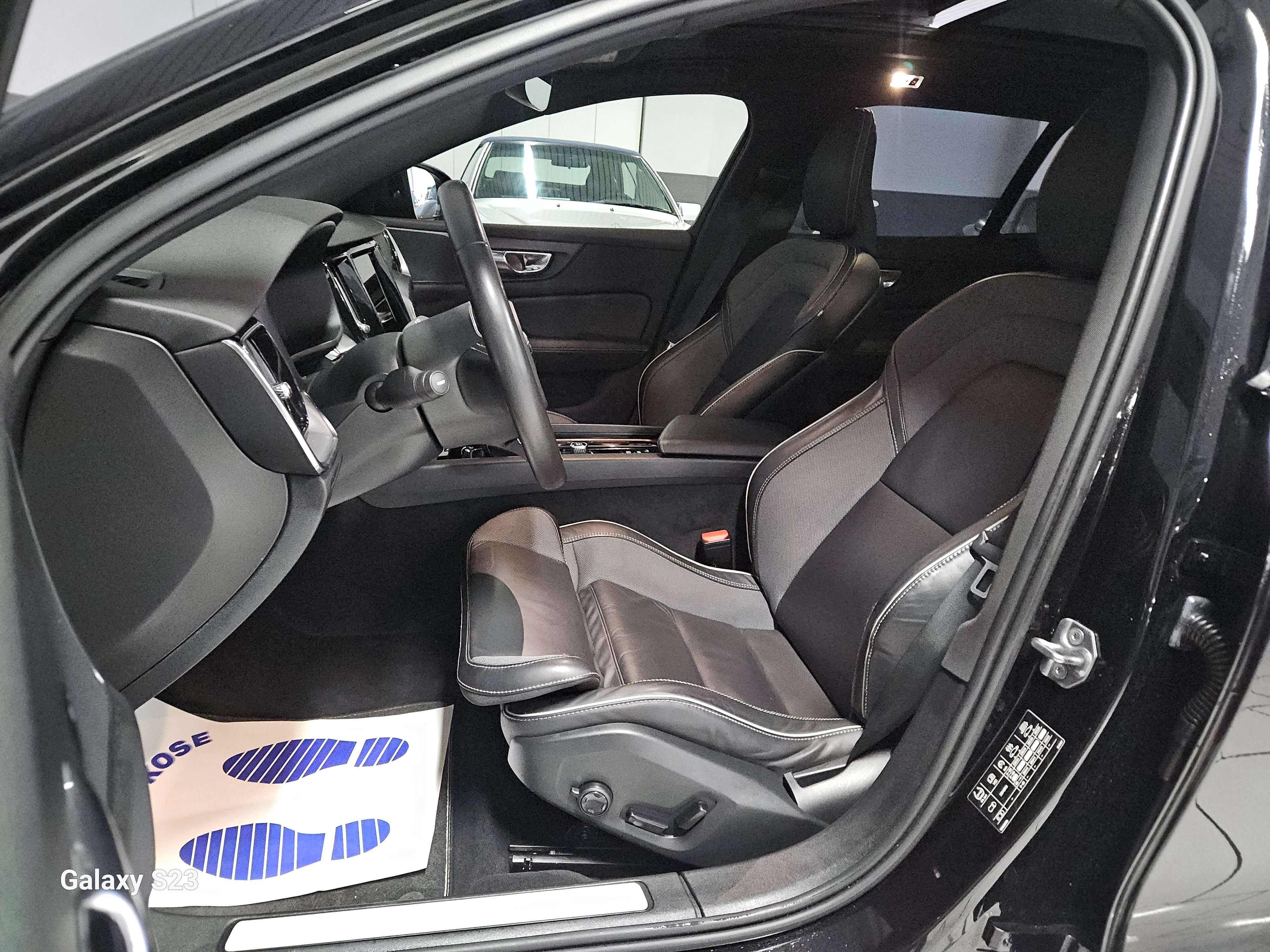 Volvo V60 R-Design AUTOMATIQUE CARPLAY-GARANTIE TOIT OUVRANT