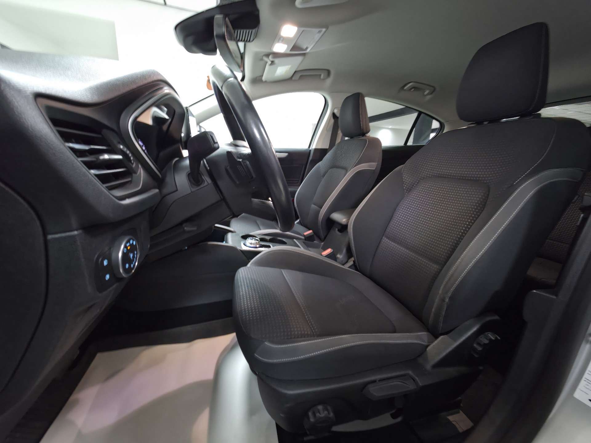Ford Focus 1.5 D CAPTEURS/SIEGE CHAUF/CARPLAY/CRUISE/1ER PROP