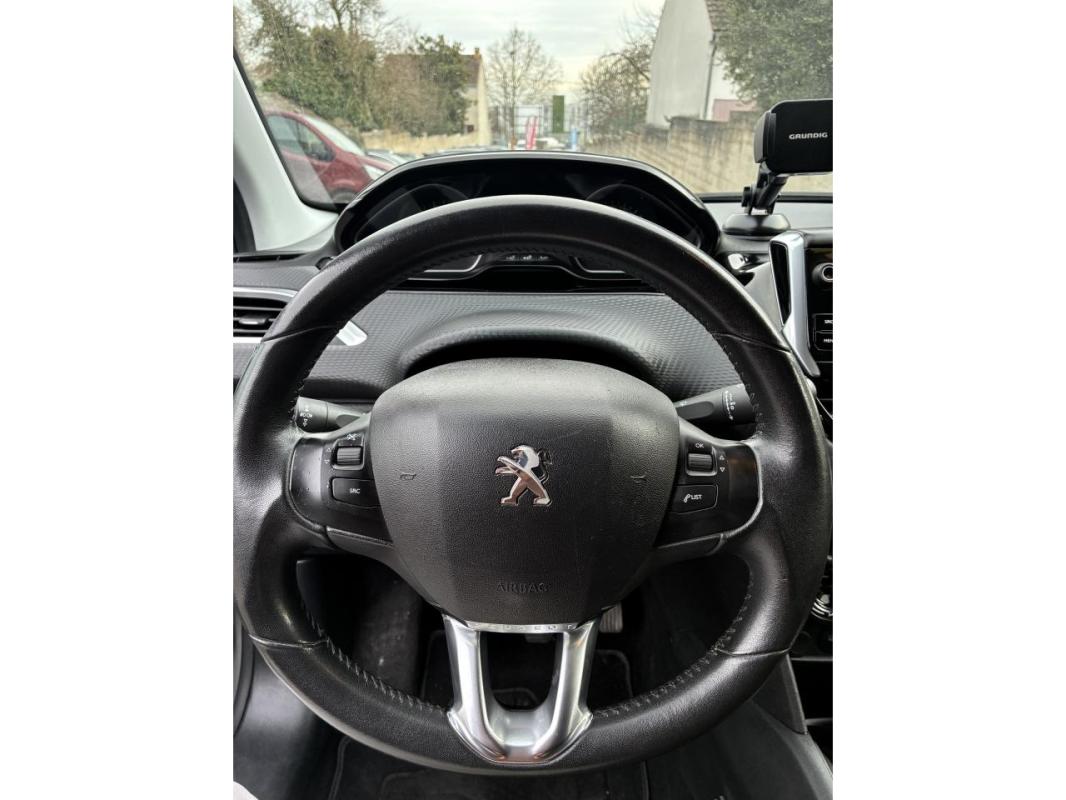 Peugeot 208 1.2i PureTech 12V - 82 BERLINE Style PHASE 2