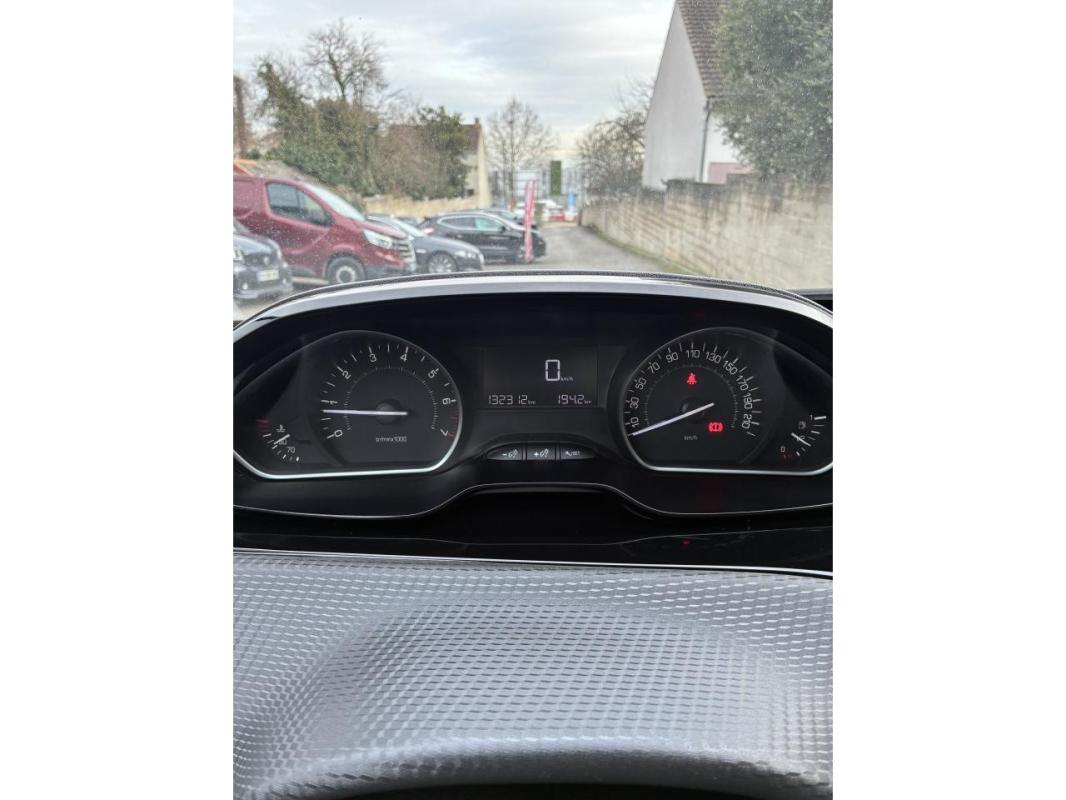 Peugeot 208 1.2i PureTech 12V - 82 BERLINE Style PHASE 2