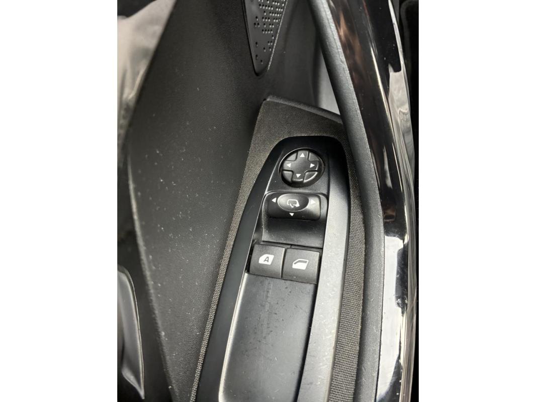 Peugeot 208 1.2i PureTech 12V - 82 BERLINE Style PHASE 2