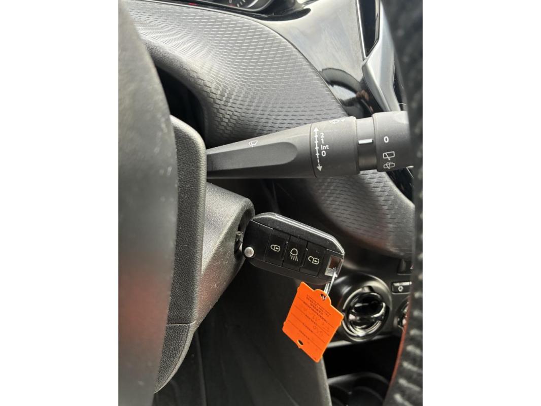 Peugeot 208 1.2i PureTech 12V - 82 BERLINE Style PHASE 2