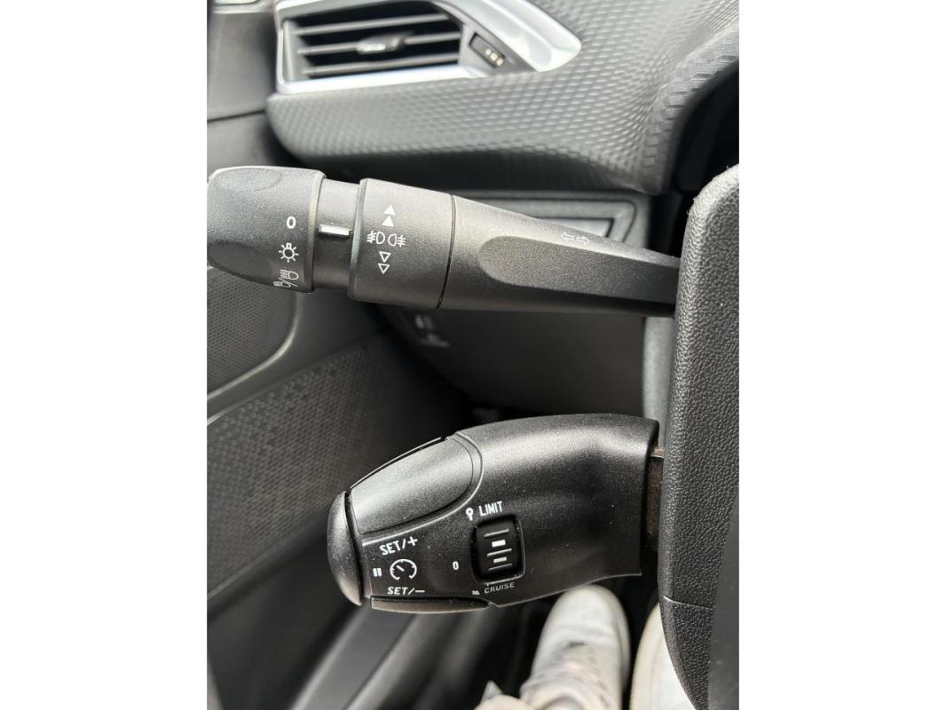 Peugeot 208 1.2i PureTech 12V - 82 BERLINE Style PHASE 2