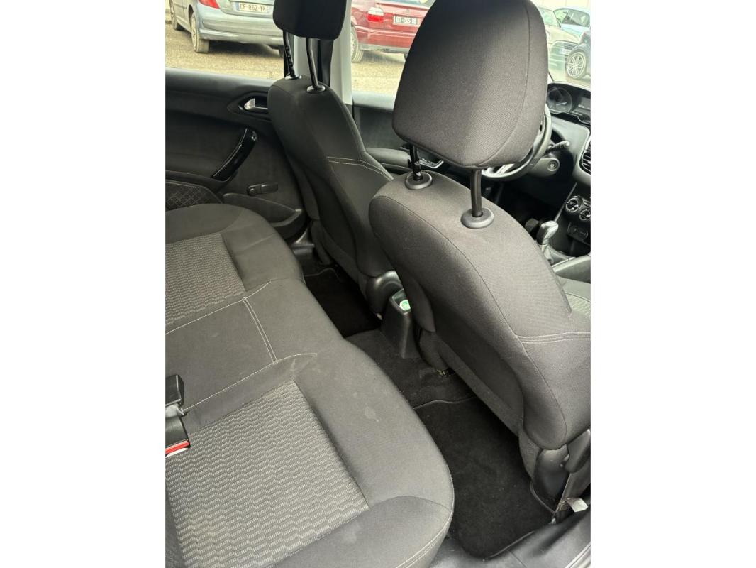 Peugeot 208 1.2i PureTech 12V - 82 BERLINE Style PHASE 2