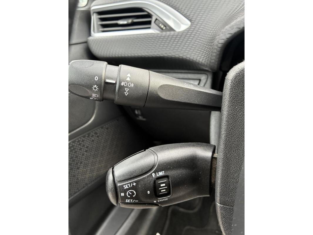 Peugeot 208 1.2i PureTech 12V - 82 BERLINE Style PHASE 2
