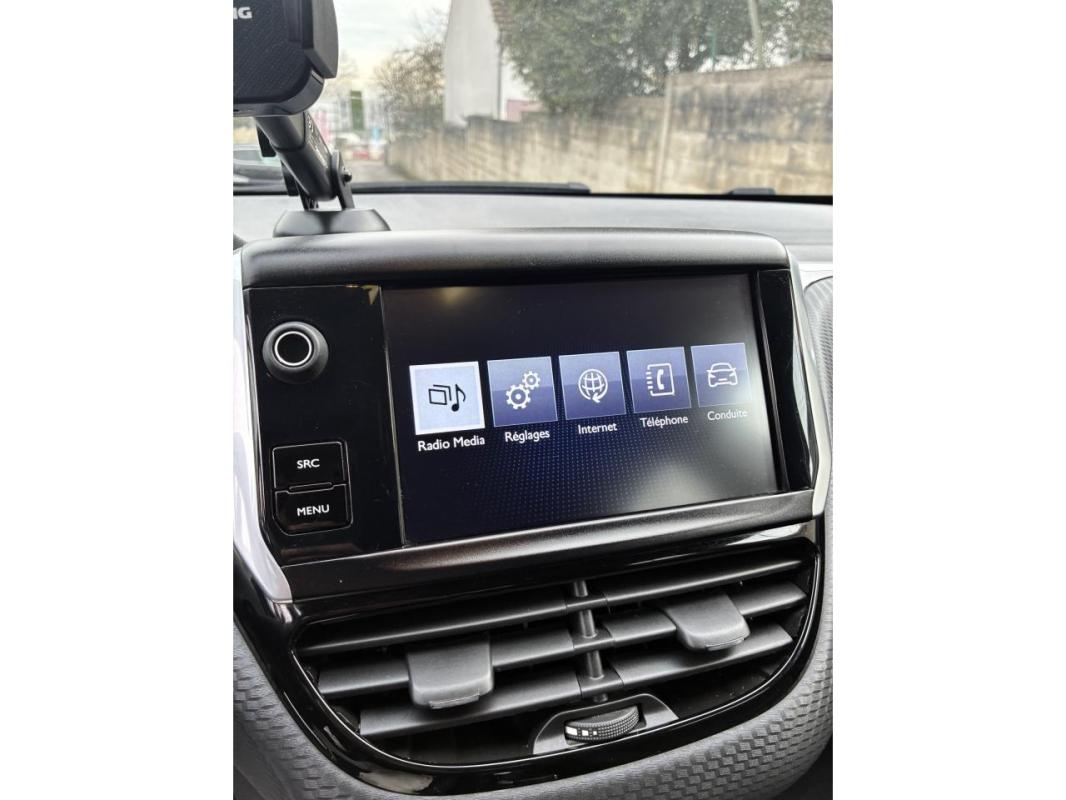 Peugeot 208 1.2i PureTech 12V - 82 BERLINE Style PHASE 2