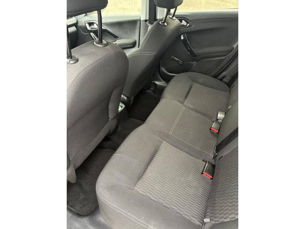 Peugeot 208 1.2i PureTech 12V - 82 BERLINE Style PHASE 2