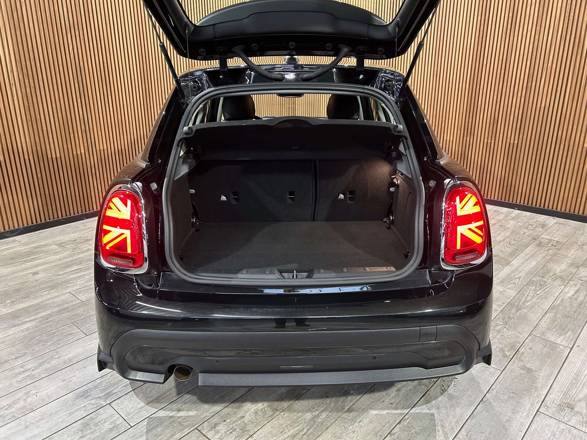 MINI One 1.5i 5d. Alu17"/Led/Leder/Gps/Pdc/Bt *1j garantie*