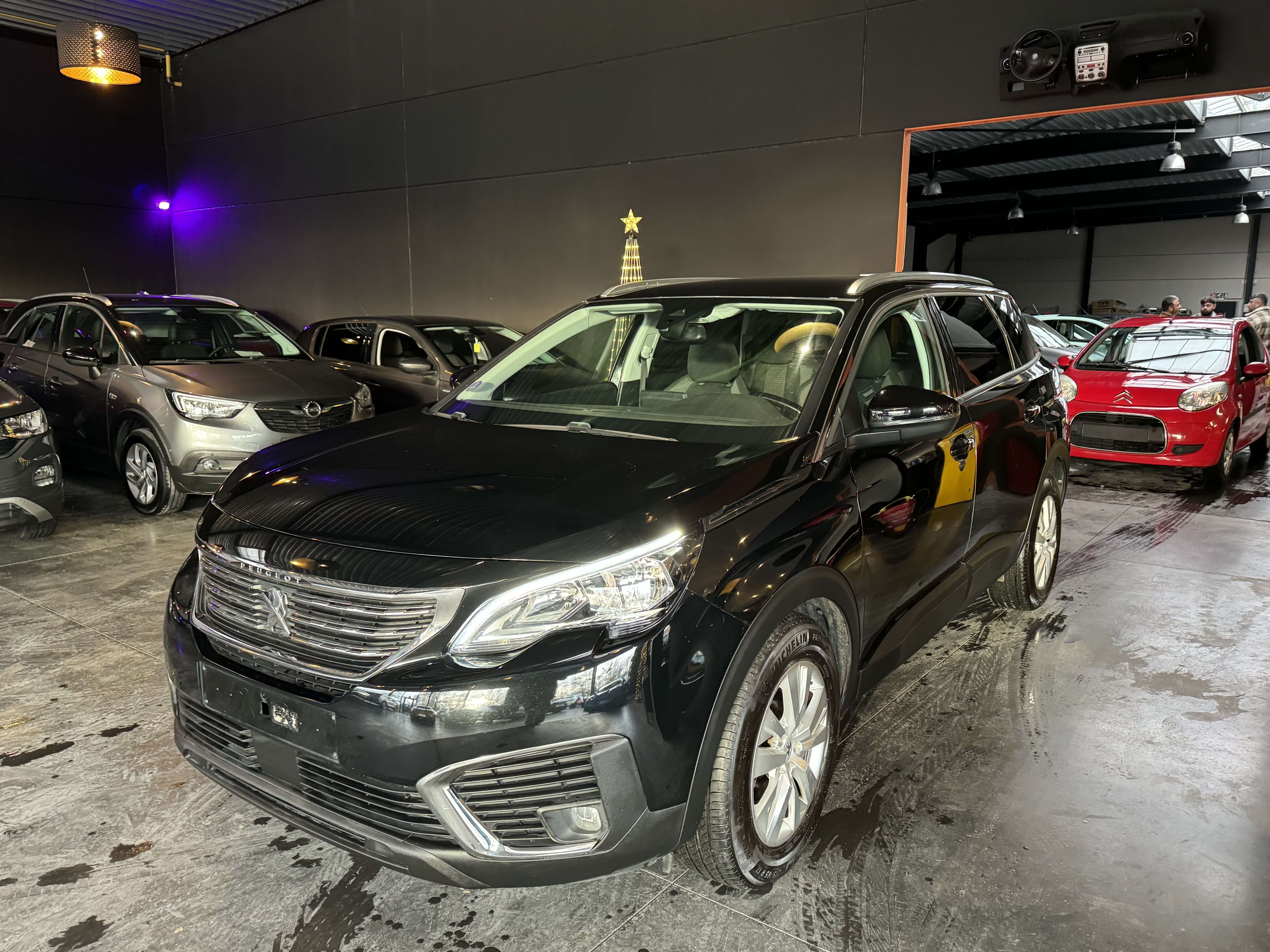 Peugeot 5008 1.2-5 PLACES AVEC POSSIBILITÉ DE PASSER À 7 PLACES