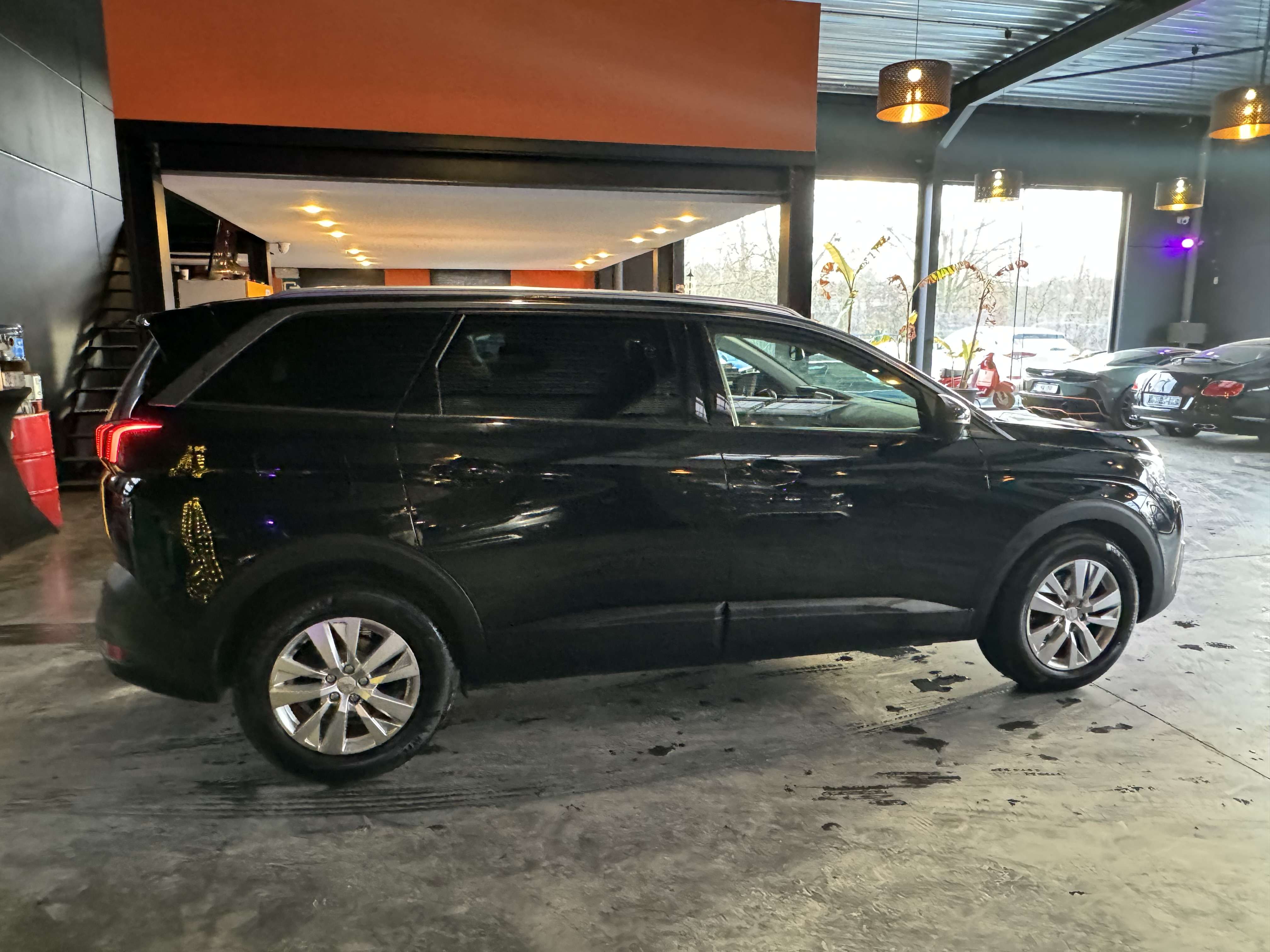 Peugeot 5008 1.2-5 PLACES AVEC POSSIBILITÉ DE PASSER À 7 PLACES